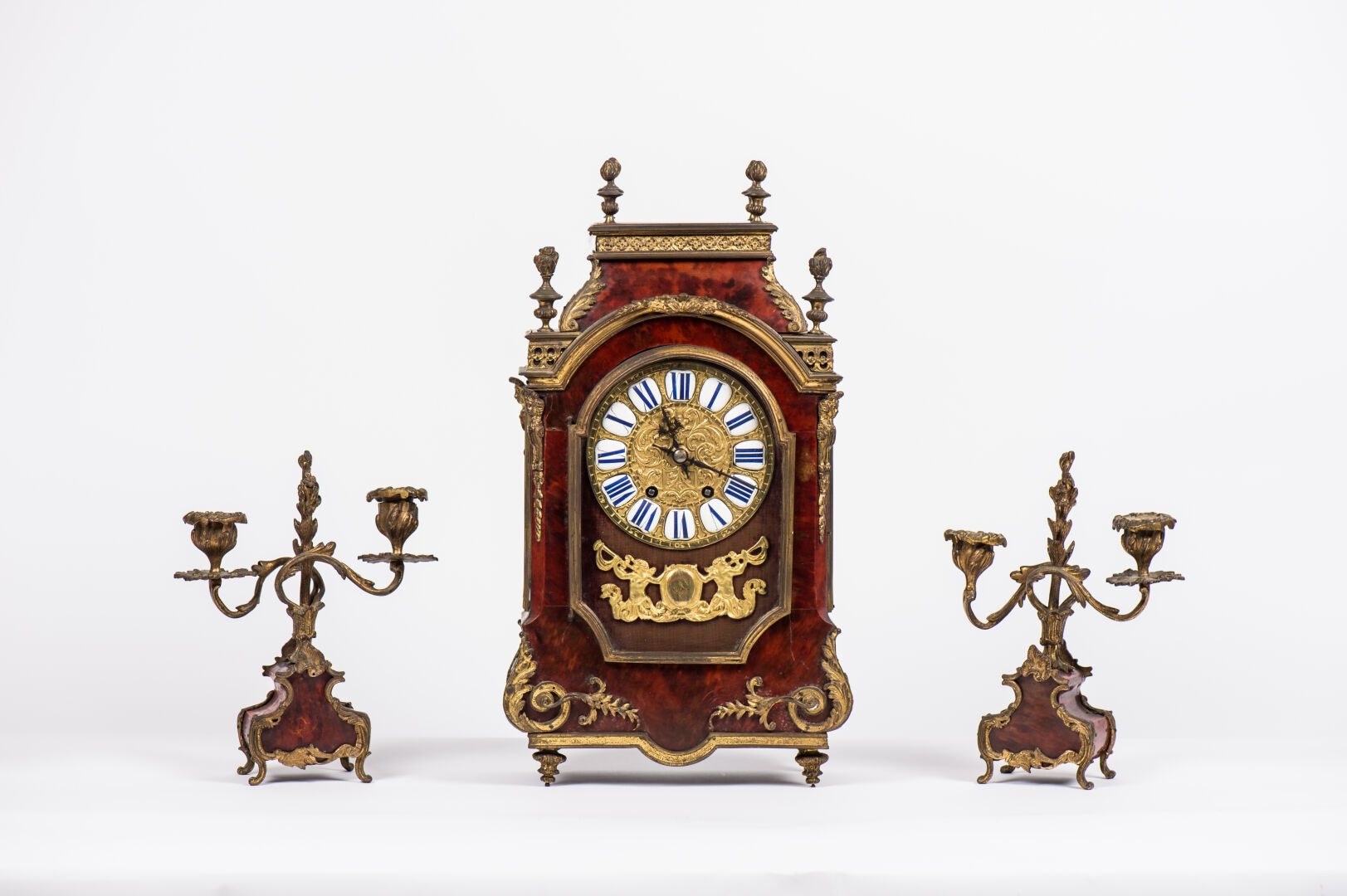 Null Religious clock in tortoiseshell veneer and gilt bronze ornamentation, the &hellip;