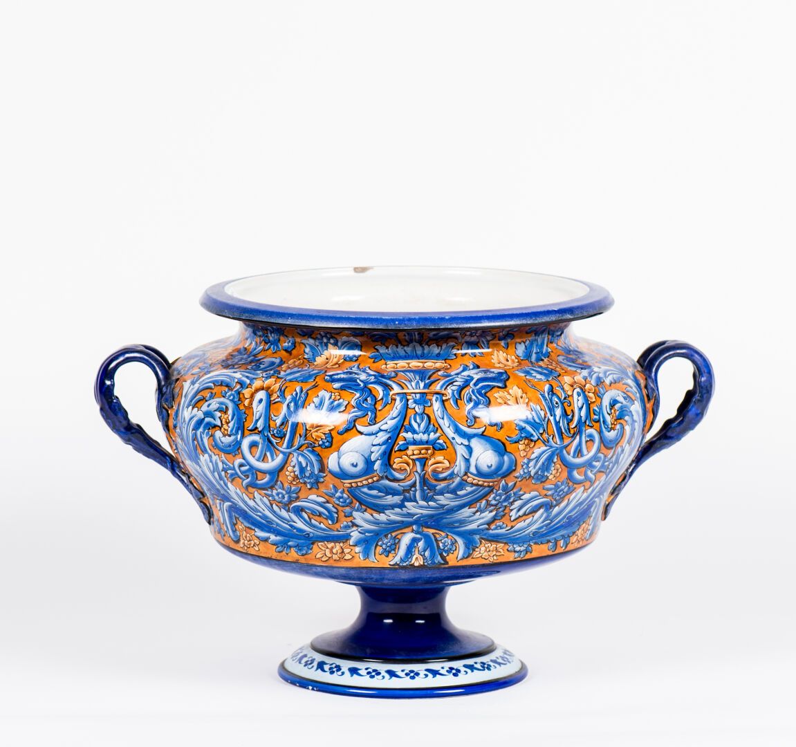 Null 蒙特尔。一个大型多色珐琅彩陶器花瓶，底座上有新文艺复兴时期的叶子和面具的装饰，背面刻有 "Montereau L.M et Cie "的标记。19世纪&hellip;