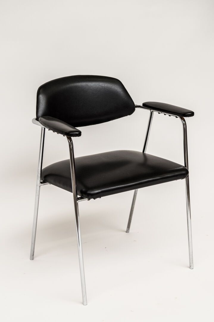 Null 斯泰纳。扶手椅，镀铬管状金属框架，座椅、椅背和扶手覆盖黑色皮革，背面有 "Sièges Steiner "的标签（高：78厘米，宽：59厘米）（背面缺&hellip;