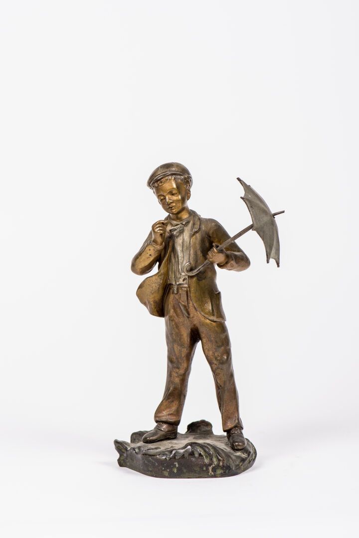 Null L. CHOPARD（第十九至二十届）。"撑伞的孩子"，主体为青铜，有鎏金铜锈，在一个有绿色铜锈的露台上，背面有签名。(高：23厘米)
