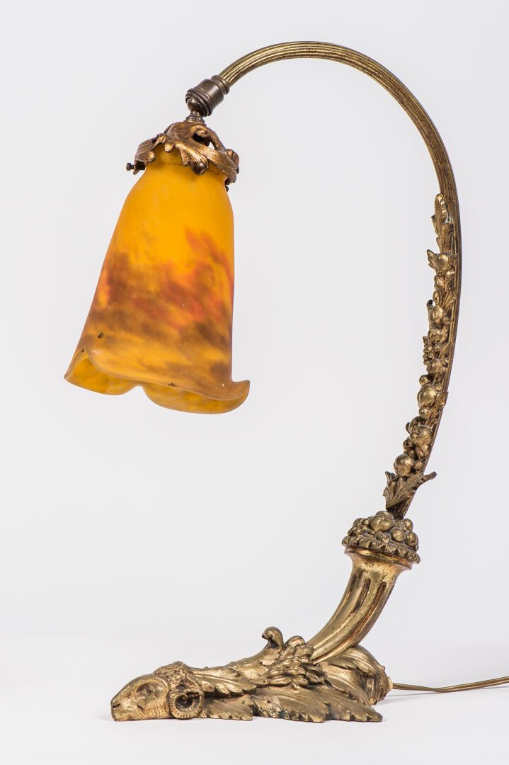 Null 饰有公羊头和玉米棒的铜制凹槽和镀金台灯，黄橙色大理石花纹玻璃中的郁金香，署名MULLER Frères in Lunéville（高：42厘米）