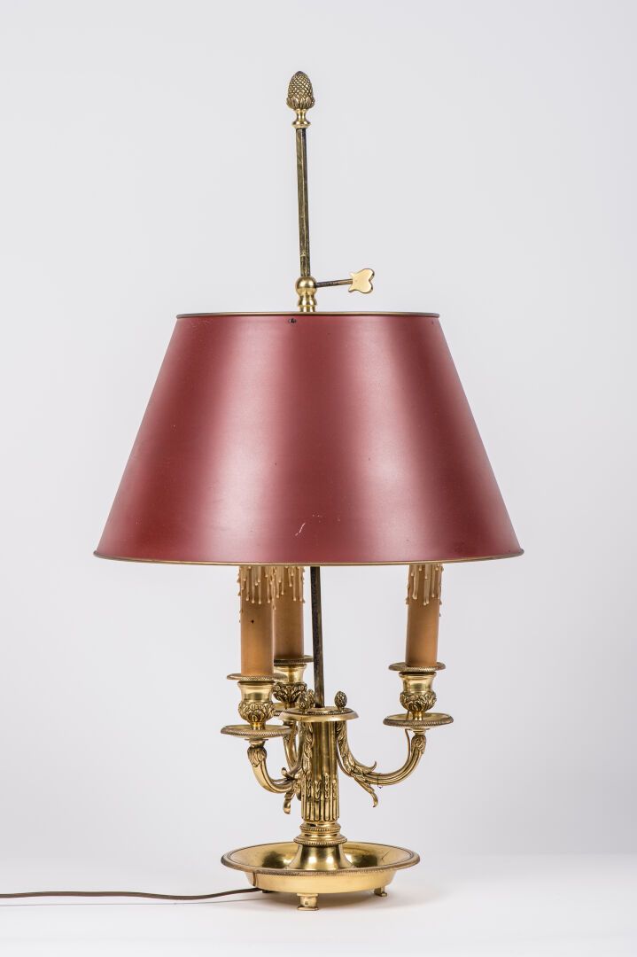 Null Preciosa lámpara de agua caliente de ormolu, con tres brazos de luces, el f&hellip;