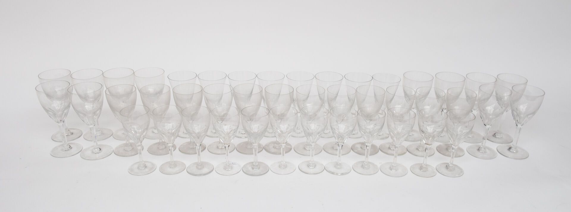 Null BACCARAT。由44件水晶杯组成的部分服务，包括：12只水杯，12只红葡萄酒杯，12只白葡萄酒杯和8只香槟酒杯，盖有印章（有些碎片）。