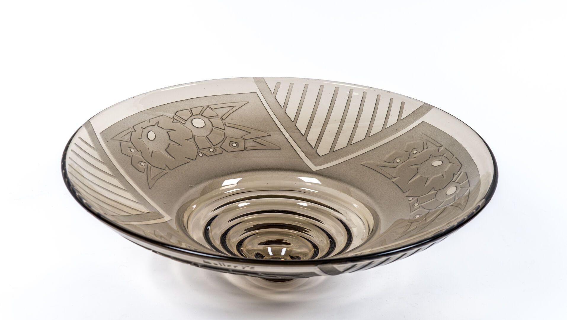 Null MULLER FRERES.一个装饰艺术风格的烟熏玻璃大碗，酸蚀和磨砂，装饰有风格化的花朵和几何图案，已签名（高：13.5厘米，直径：40.5厘米）