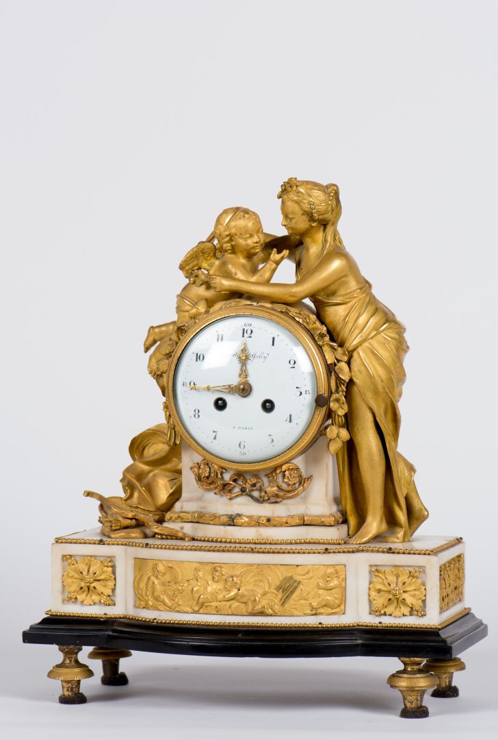 Null 镂空和鎏金的青铜和白色大理石时钟，表盘上有阿拉伯数字，署名 "Gaston Jolly / à Paris"，周围有丘比特和一个女人用花冠围绕着他，底&hellip;