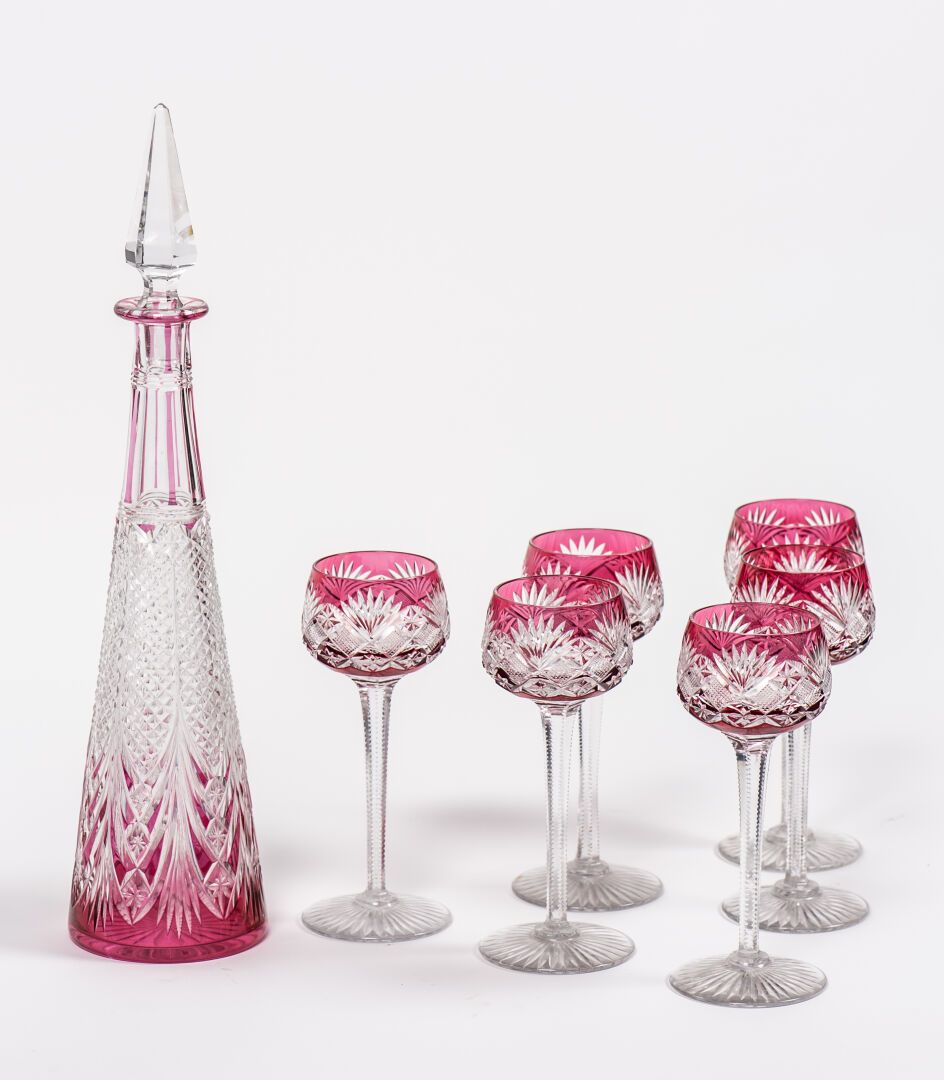 Null Ensemble en cristal taillé doublé rose comprenant : une suite de 6 verres e&hellip;