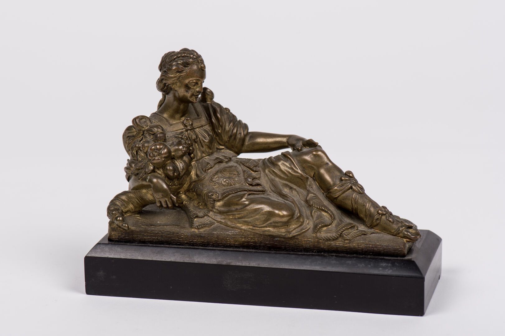 Null "Allégorie de l'Abondance", bronze à patine dorée, représentant une femme c&hellip;