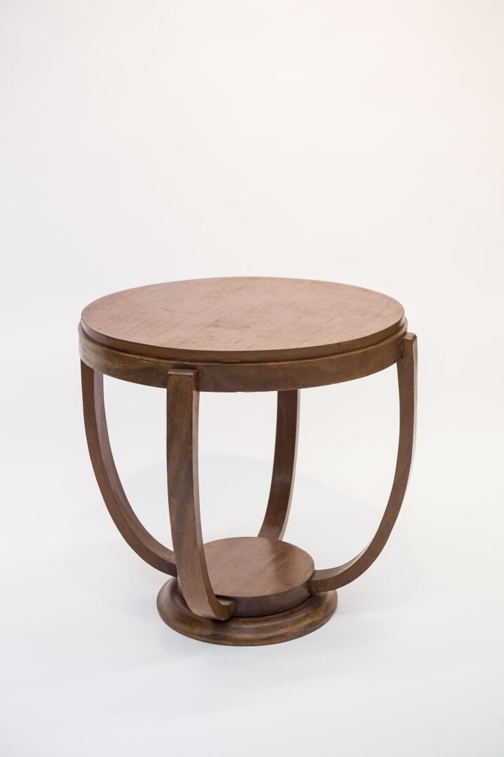 Null 装饰艺术风格的贴面基座桌，圆形的桌面有四个弯曲的立柱，放在一个圆形的底座上。约1930年（高：66厘米，直径：70厘米）（木皮有轻微损坏）。