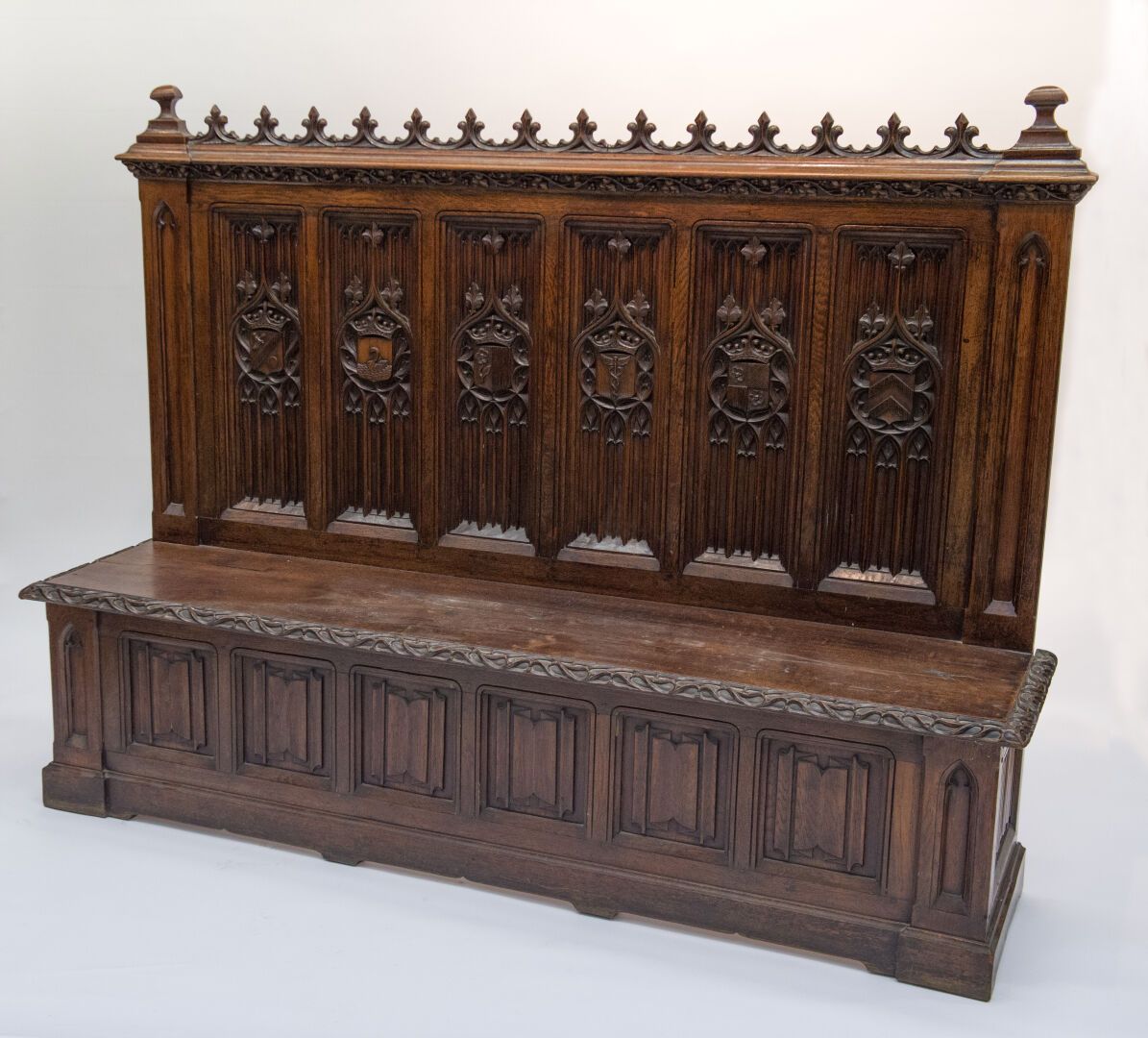 Null Large neogothic bench in carved oak decorated with gothic arcatures, coats &hellip;