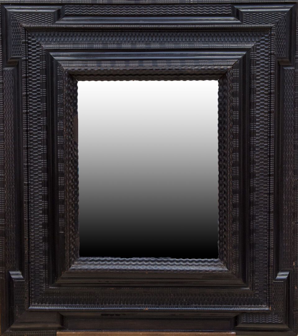 Null 大型发黑的木质镜子，边缘呈波浪状。19世纪的作品，17世纪弗拉芒风格的作品（107 x 95.5厘米）（丢失和修复）。