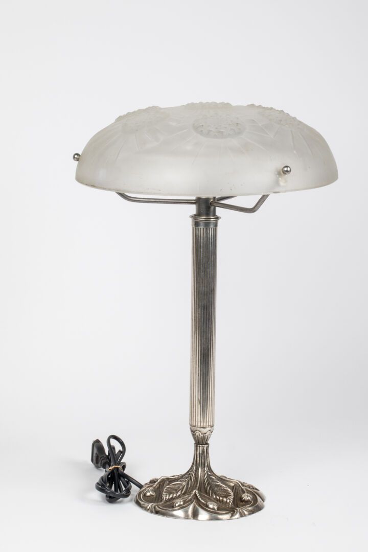 Null 乔治-勒鲁（1883-1961）。装饰艺术风格的台灯，银色的青铜底座上装饰着栗子叶子，凹槽轴，底座上有G.Leleu，相关的灯罩上有风格化的蓟花装饰。&hellip;