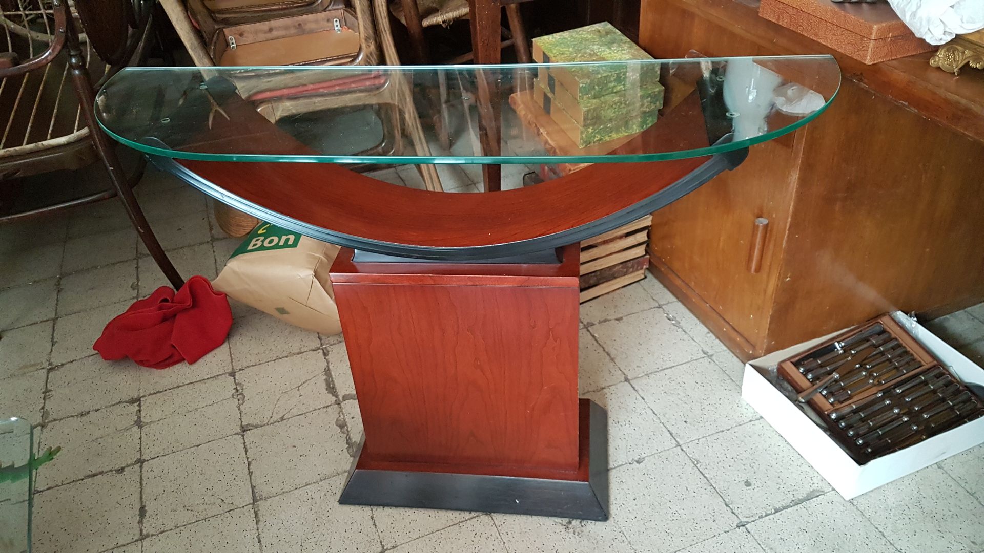 Null Wooden art deco style console, glass top.

74 x 110 x 32 cm