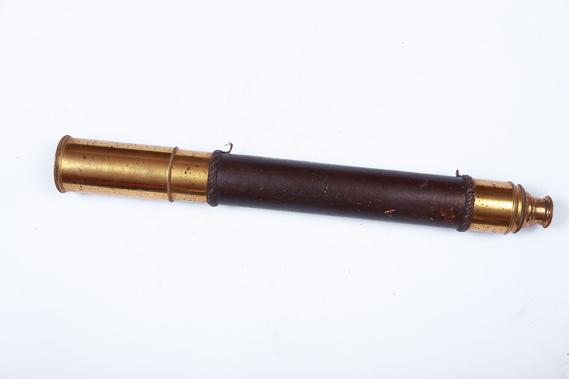 Null A long brass sight sheathed in leather

Length : 90 cm