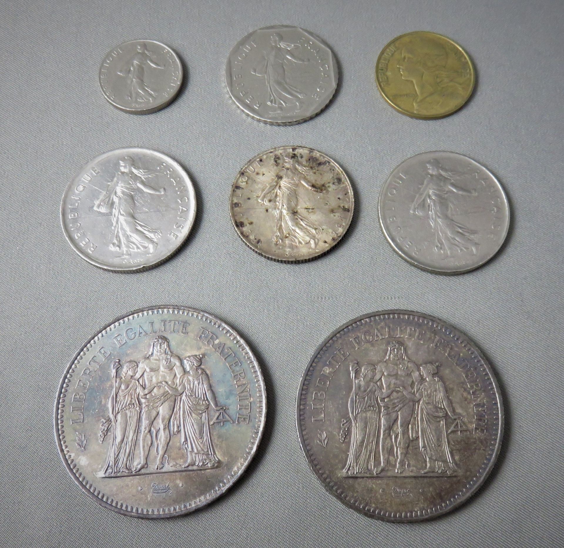 Null Lot de 7 Pièces en argent composé de:

 2 Pièces de 50 Francs "Hercule" à 9&hellip;