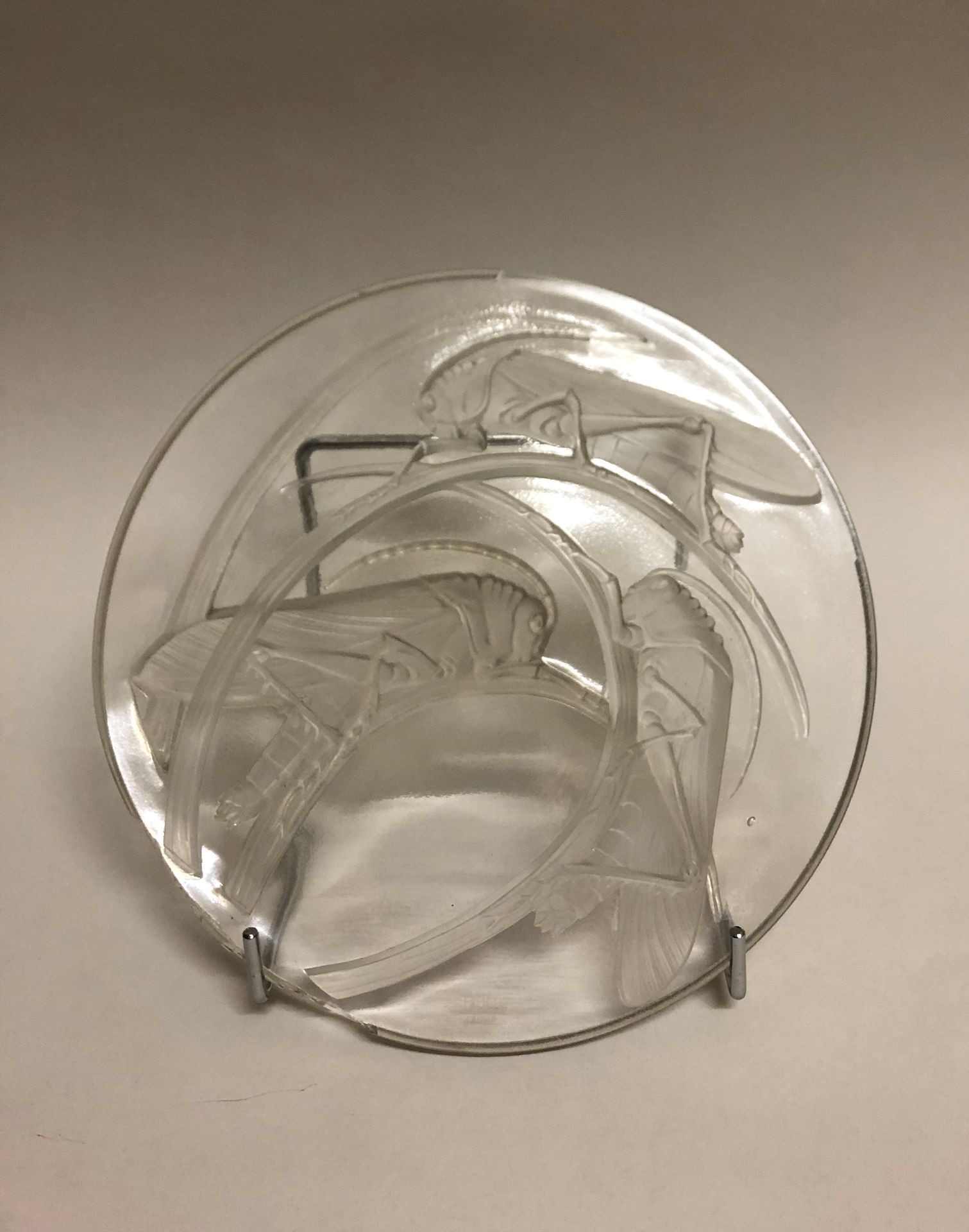 Null R.LALIQUE 法国。一个两面压制的玻璃盘，上面有蚱蜢的装饰。直径：25厘米。(若干芯片)。