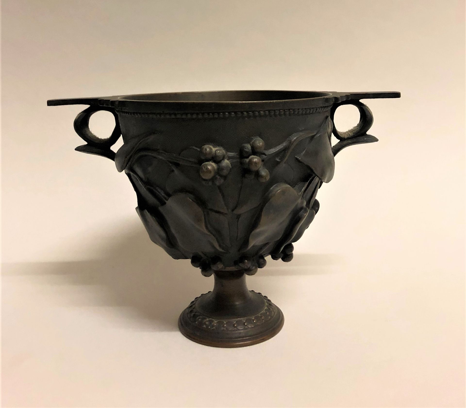 Null After Ferdinand BARBEDIENNE, a bronze CUP with brown patina on a pedestal d&hellip;