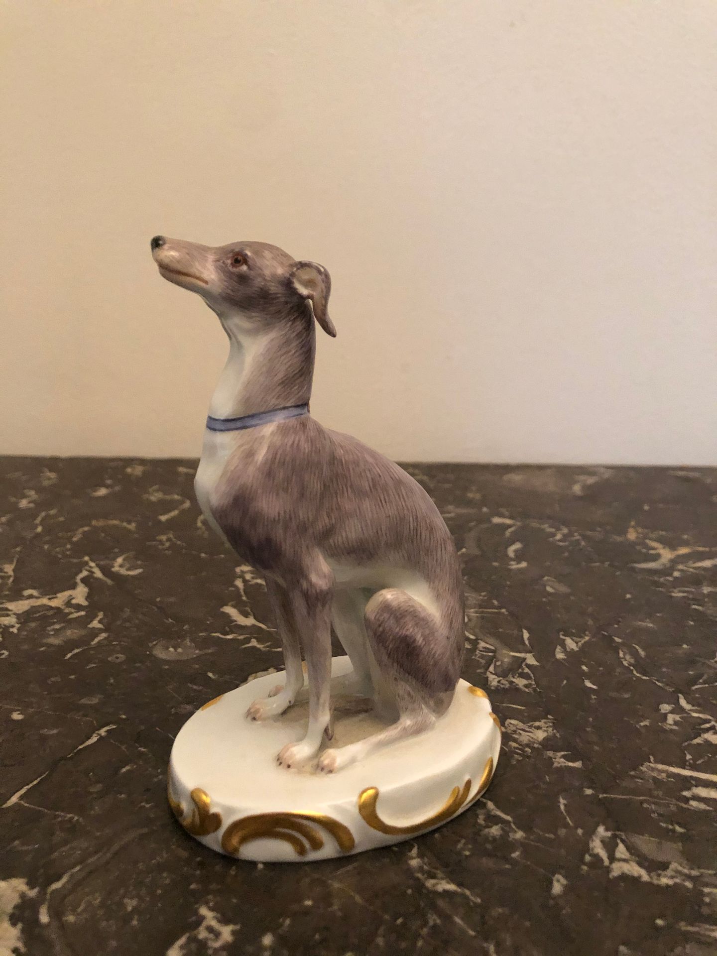 Null MEISSEN，19世纪。瓷器中的多色和金色珐琅的灰狗。用交叉的剑做标记。高度。高度：13厘米