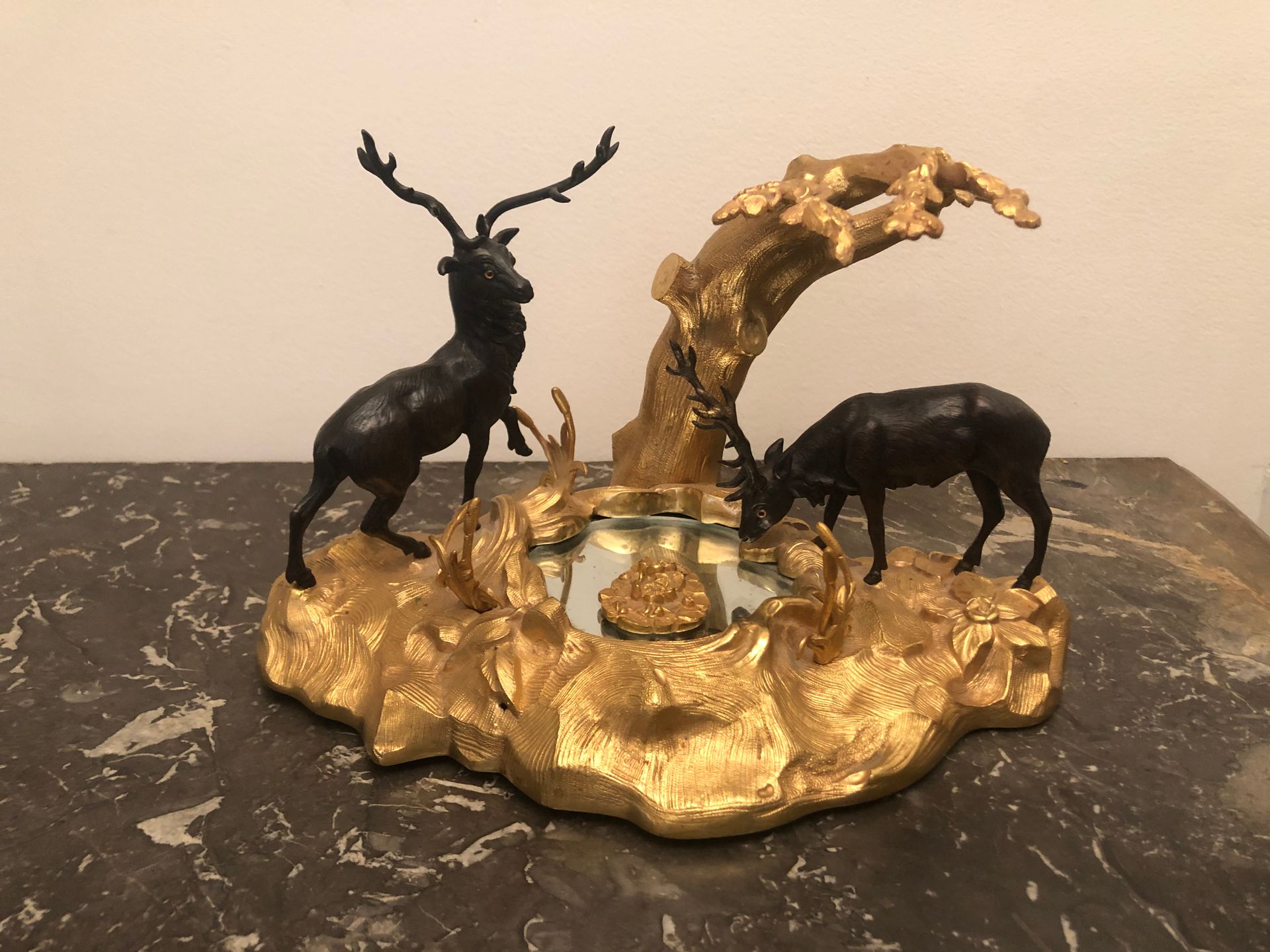 Null 双层古铜色的墨池，表现两只鹿在罗盖尔丘上，中间是一面镜子。Rocaille风格。尺寸：19 x 31 x 22厘米