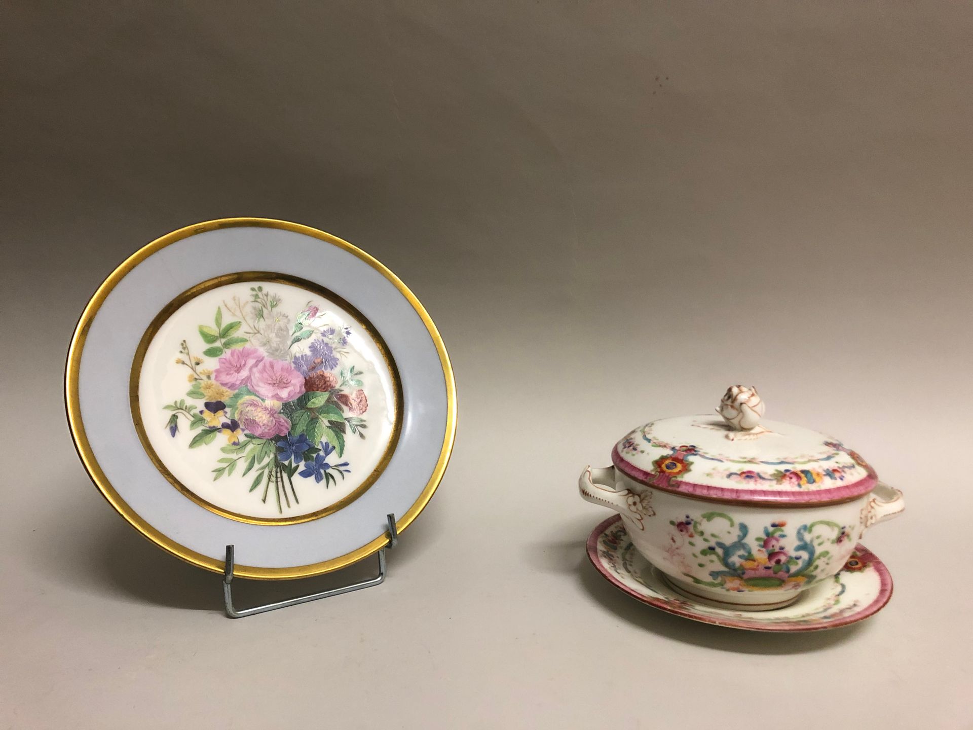 Null BOUILLON couvert et son PRESENTOIR en porcelaine émaillée polychrome à déco&hellip;