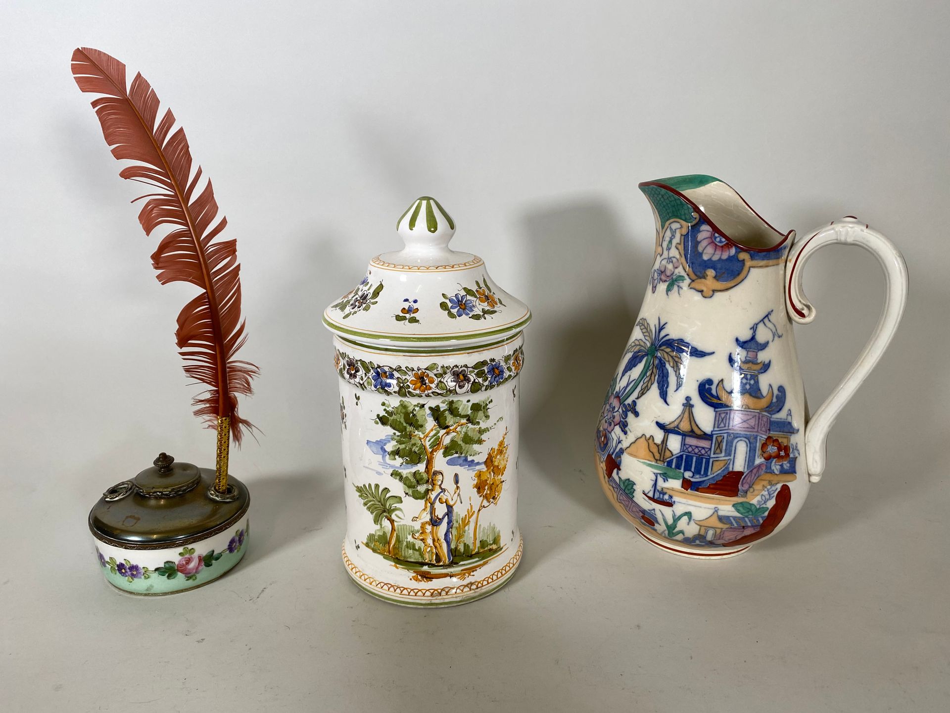 Null Set di ceramica comprendente: un calamaio in porcellana con montatura in br&hellip;