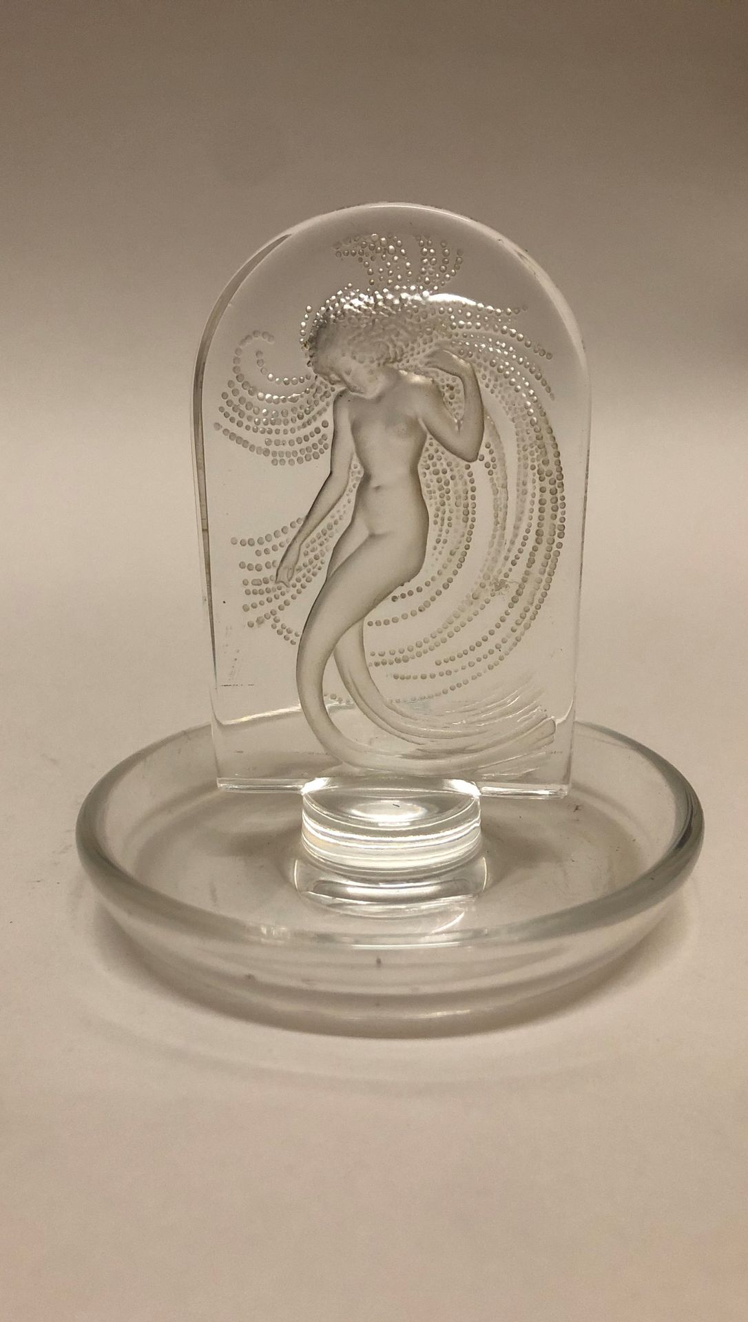 Null MAISON LALIQUE根据René Lalique（1860-1945）的模型设计。圆形袋状物，有一个Naiad。在模压和部分缎面处理的水晶中证&hellip;