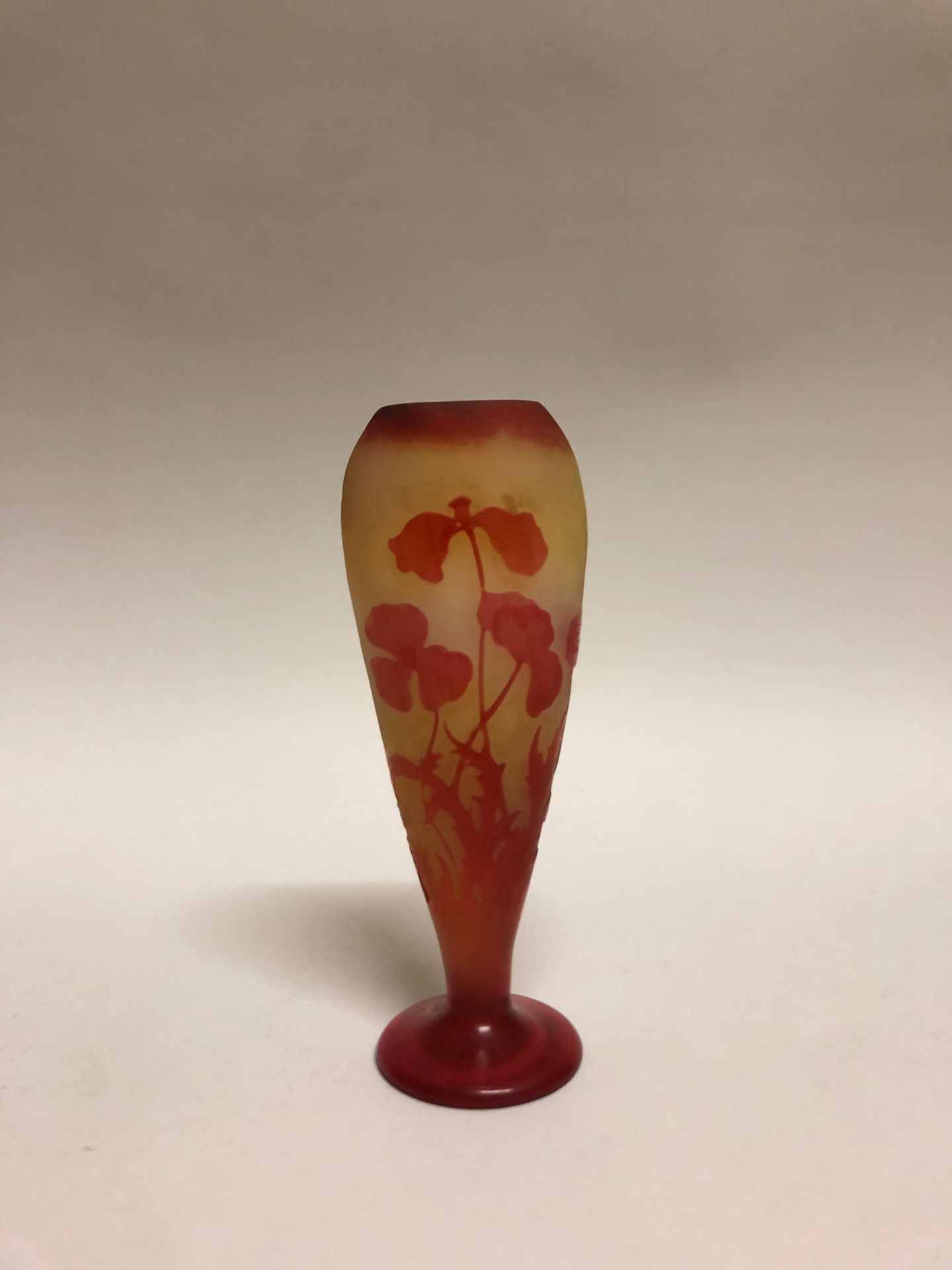 Null établissements gallé（1904-1936）。多层玻璃制成的座上小卵形花瓶，上面有酸蚀花的装饰。高度：18厘米