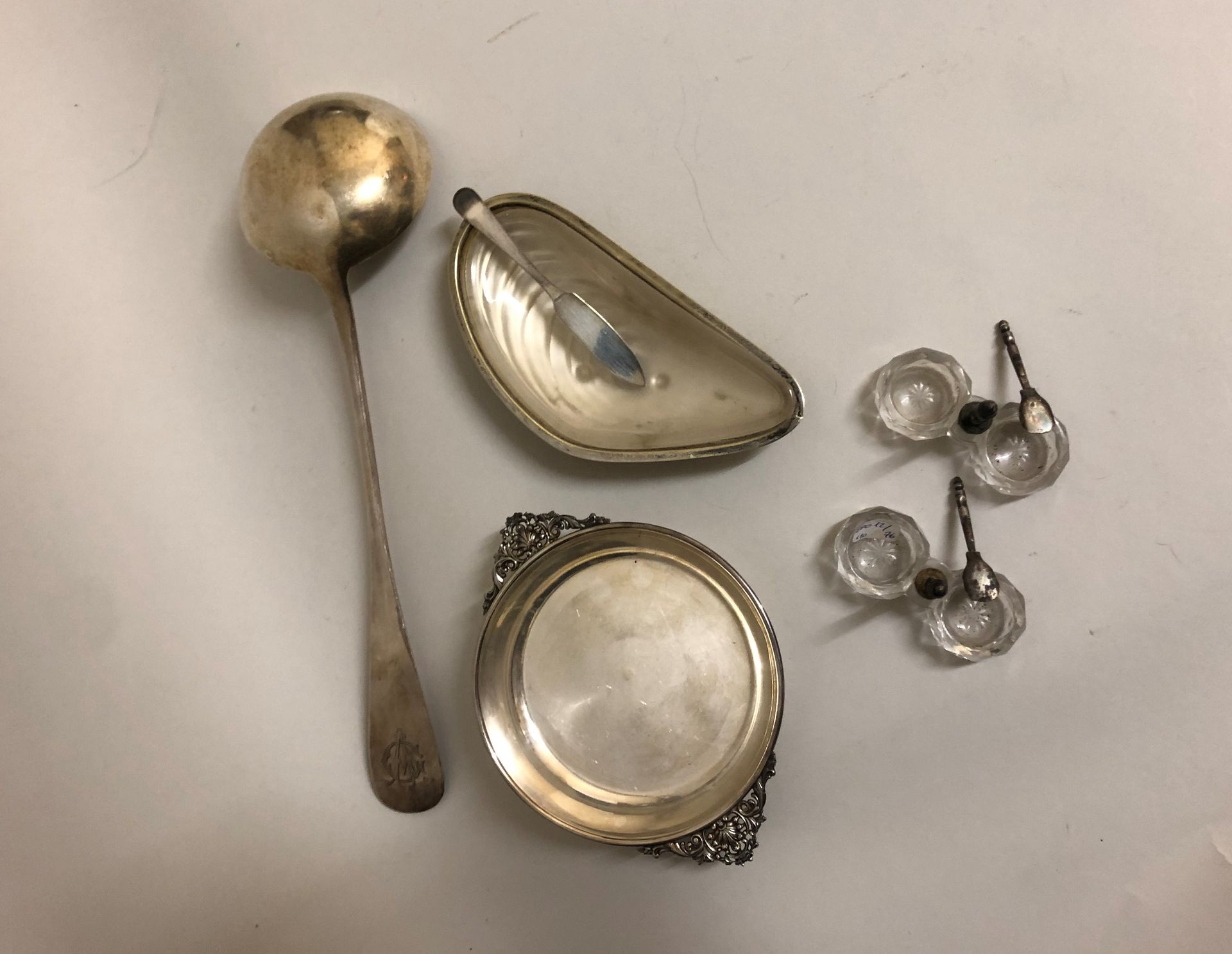 Null 镀银金属套装包括：-两个双盐瓶及其小勺，一个黄油碟及其小刀，一个张开耳朵的小碗，一个大勺子。