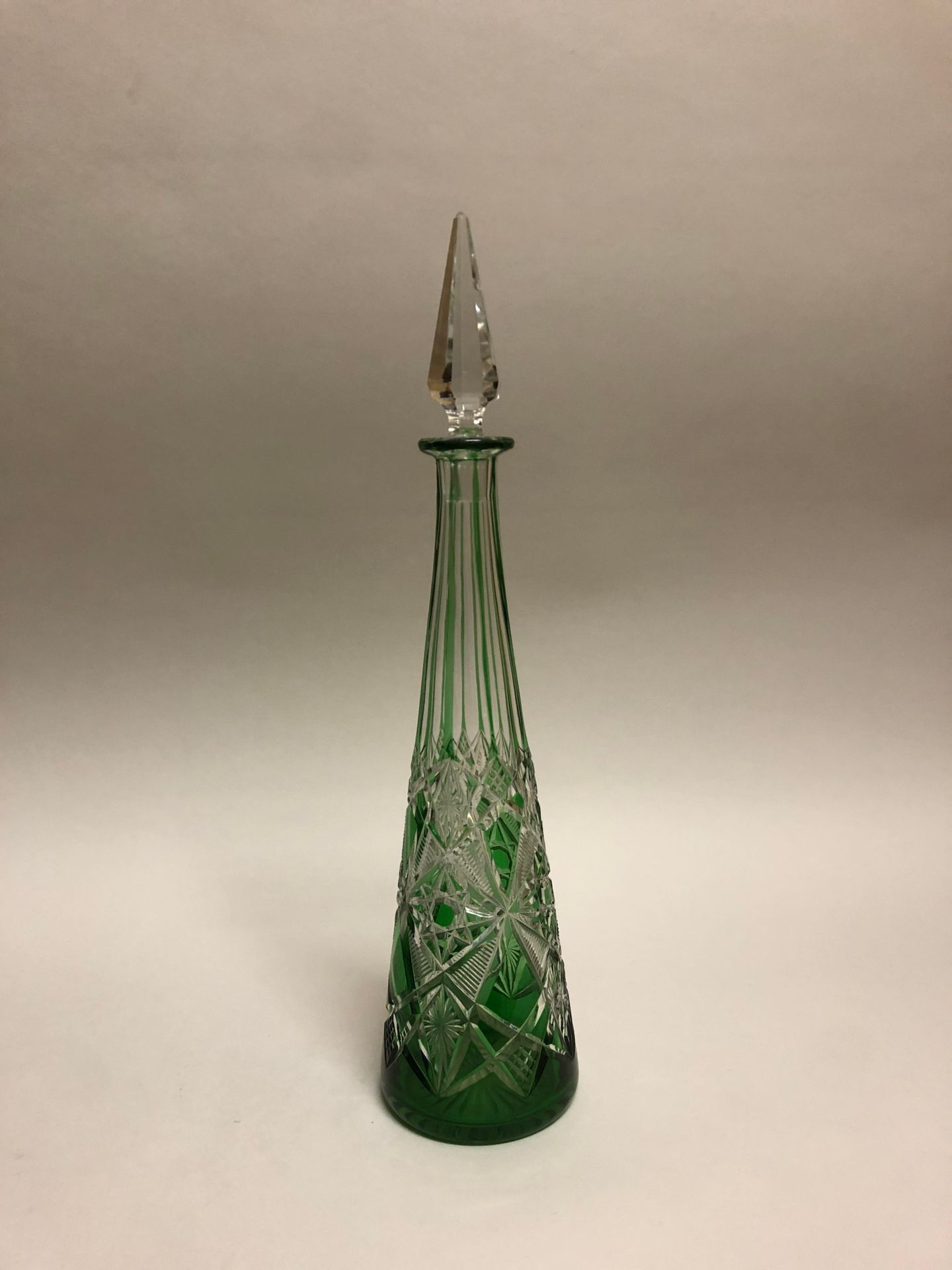 Null SAINT LOUIS. Green cut crystal JUG. Height. Total: 42 cm. (Some scratches u&hellip;