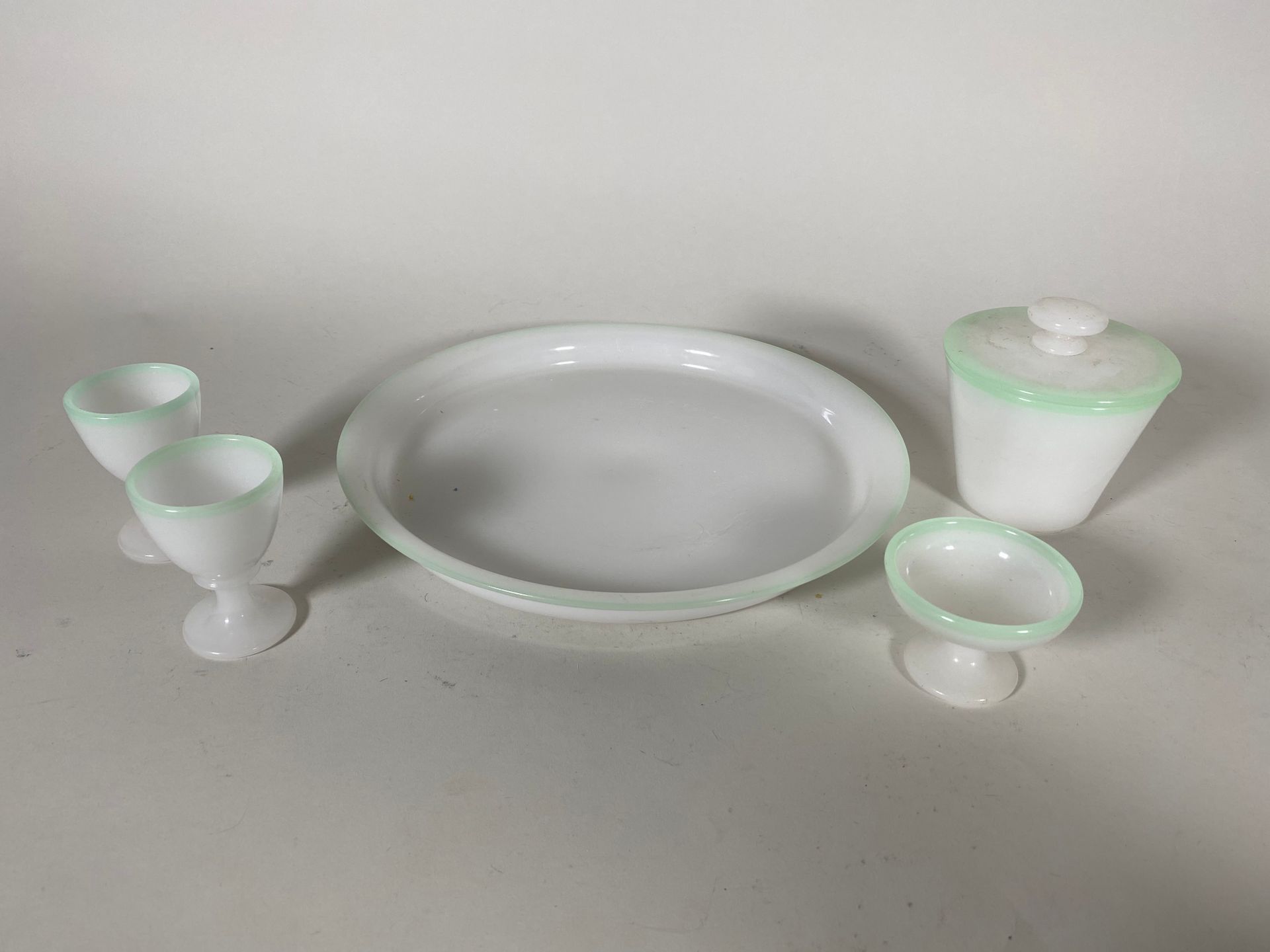 Null 青花玻璃套装包括：一个有盖的糖碗，一个杯脚，两个蛋杯和一个圆形托盘。