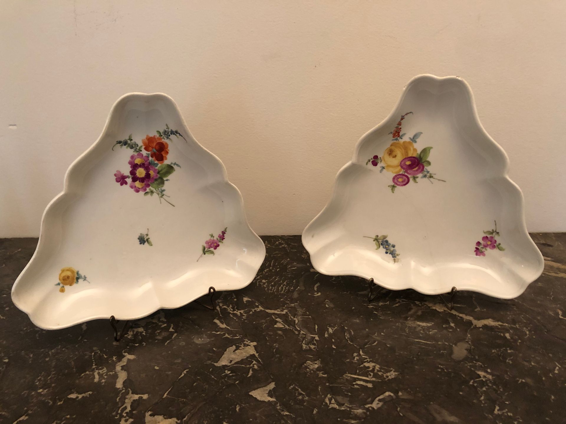 Null MEISSEN, XIXème siècle. Paire de présentoirs triangulaires en porcelaine ém&hellip;