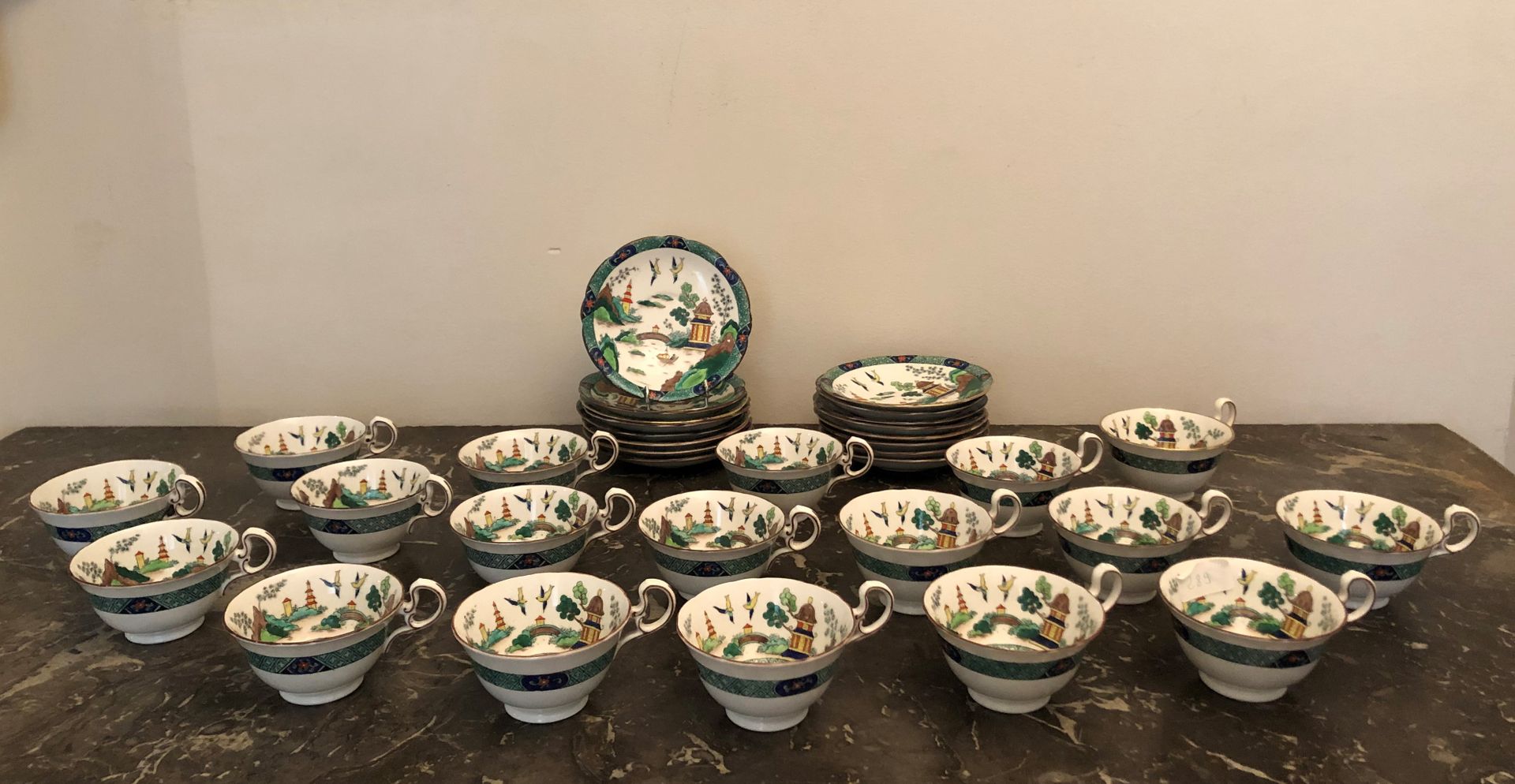 Null 安斯利-英格兰。由18个杯子和16个碟子组成的多色珐琅彩瓷器服务的一部分，装饰有佛塔和中国山水。高度。杯子：6厘米，杯子下面的直径：14厘米
