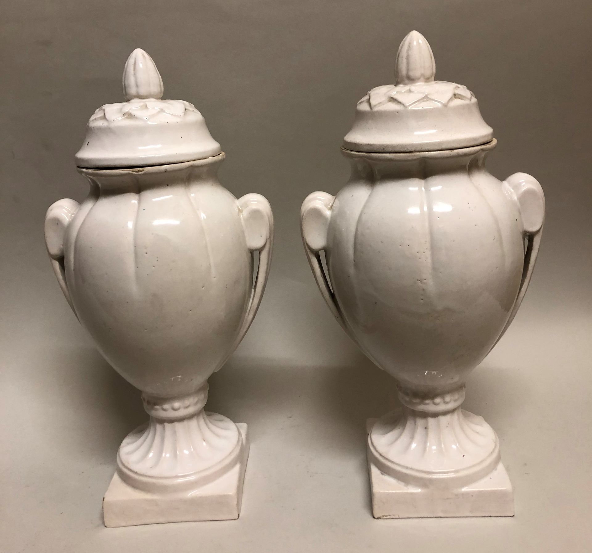 Null Paar weiß glasierte Vasen aus Steingut. XIX. Jahrhundert. Gesamthöhe: 41 cm&hellip;