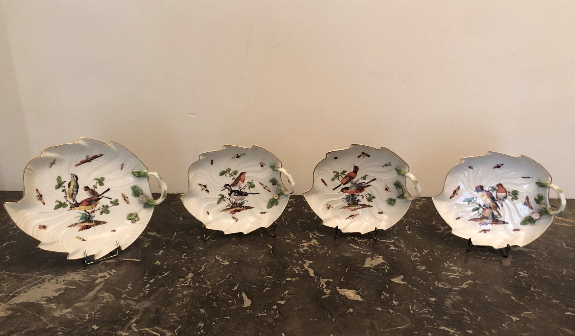Null MEISSEN, siglo XIX. Conjunto de cuatro tazas de porcelana esmaltada policro&hellip;