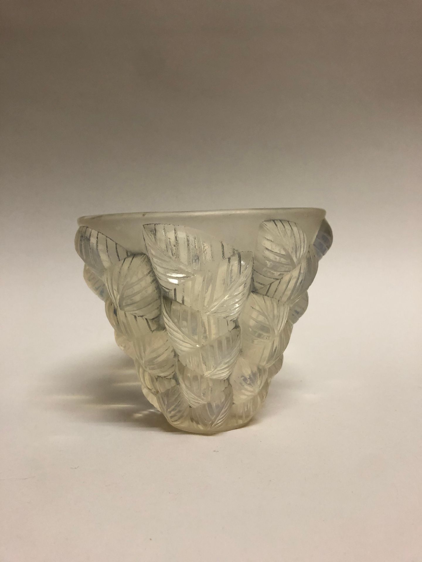 Null R. LALIQUE Francia. Vaso "Moissac" in vetro opalescente stampato. Firmato '&hellip;