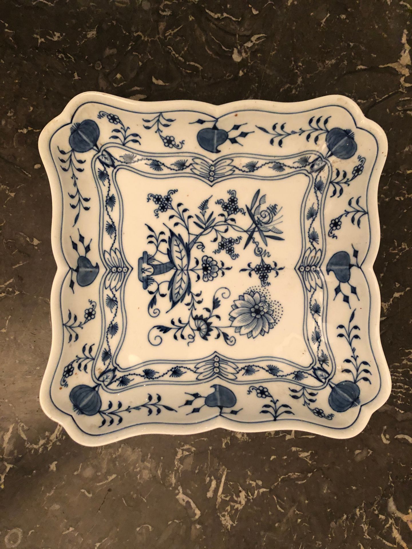 Null MEISSEN, al gusto del siglo XIX. Expositor de porcelana esmaltada en azul y&hellip;