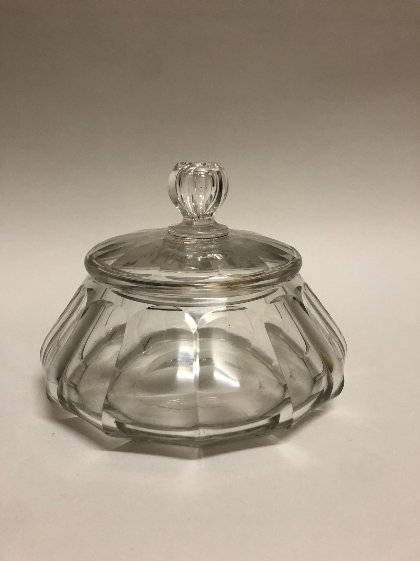 Null 
BACCARAT. Candy box in crystal with cut sides. Height: 17 cm