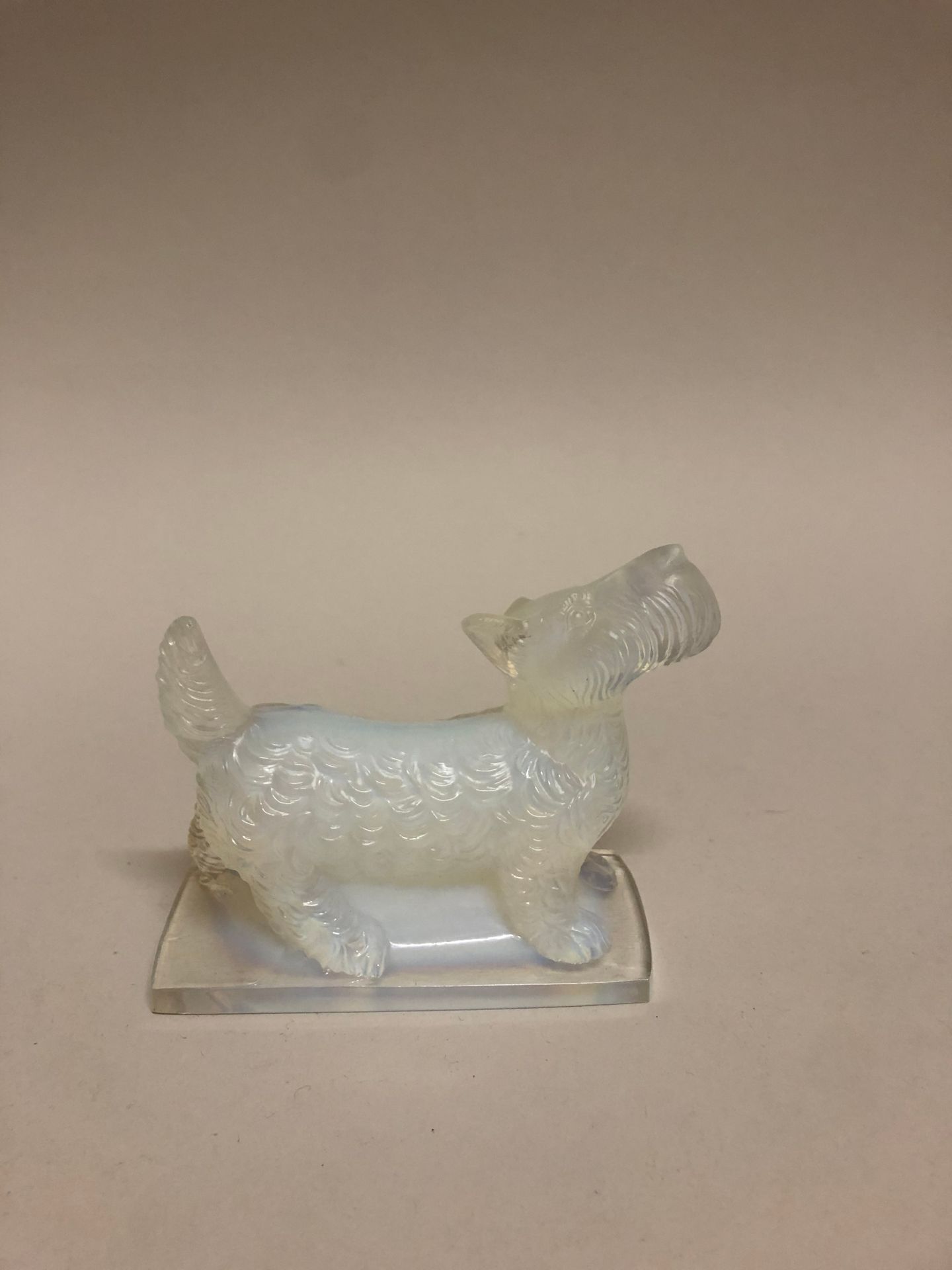 Null SABINO PARIS. Dog in opalescent molded glass signed. 9.5 x 8.5 cm.