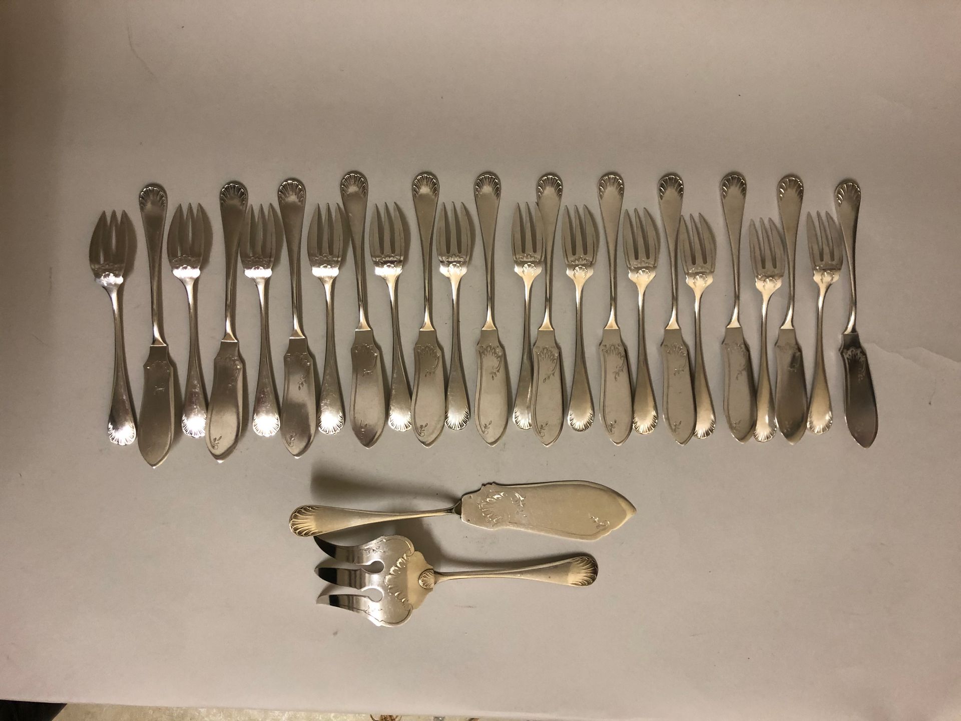 Null Service of 12 fish cutlery in silver plated metal chased with foliage. Two &hellip;