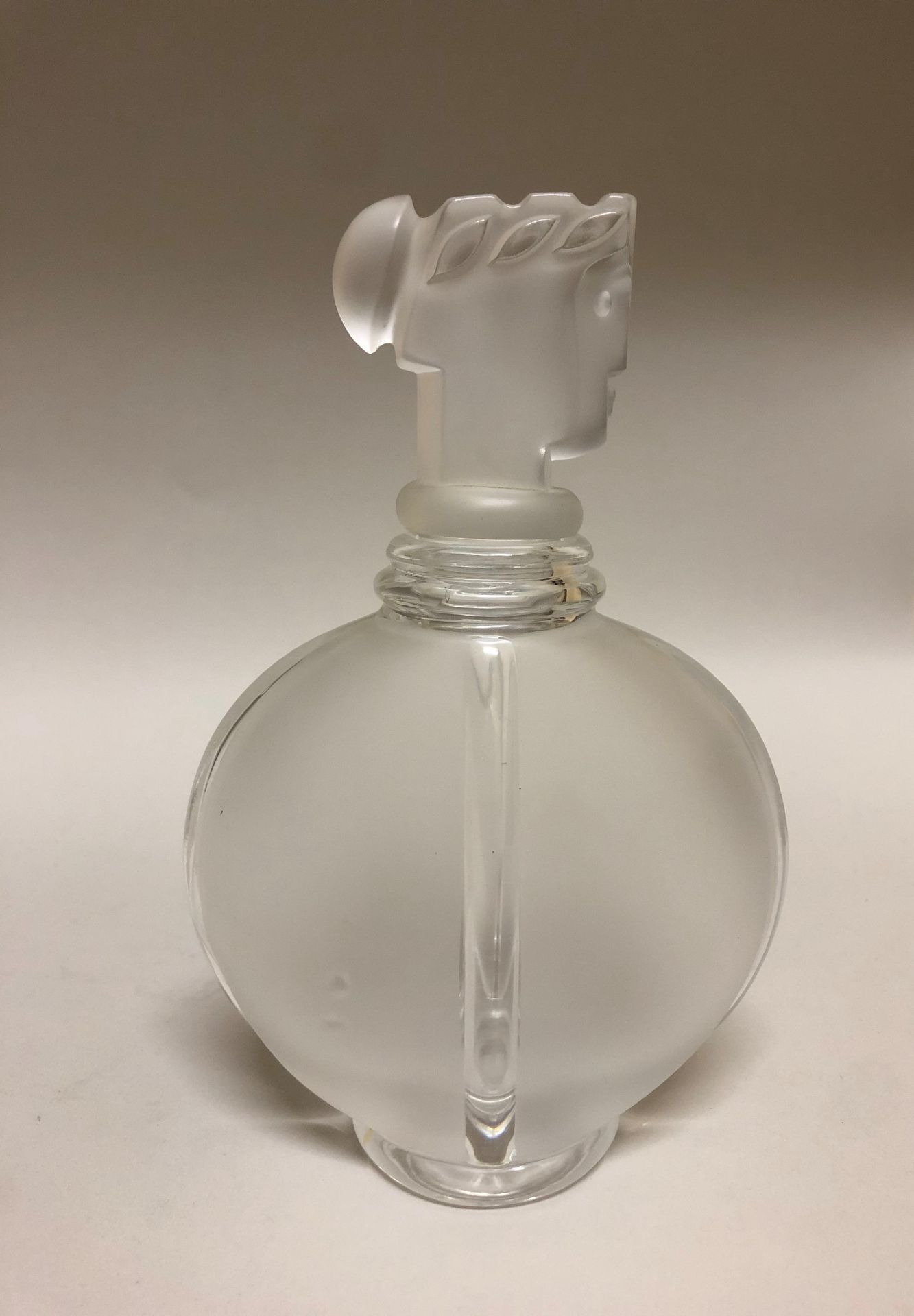 Null SEVRES，水晶瓶，瓶塞显示一个女人的轮廓（根据Jean Cocteau的模型），高度：17厘米。