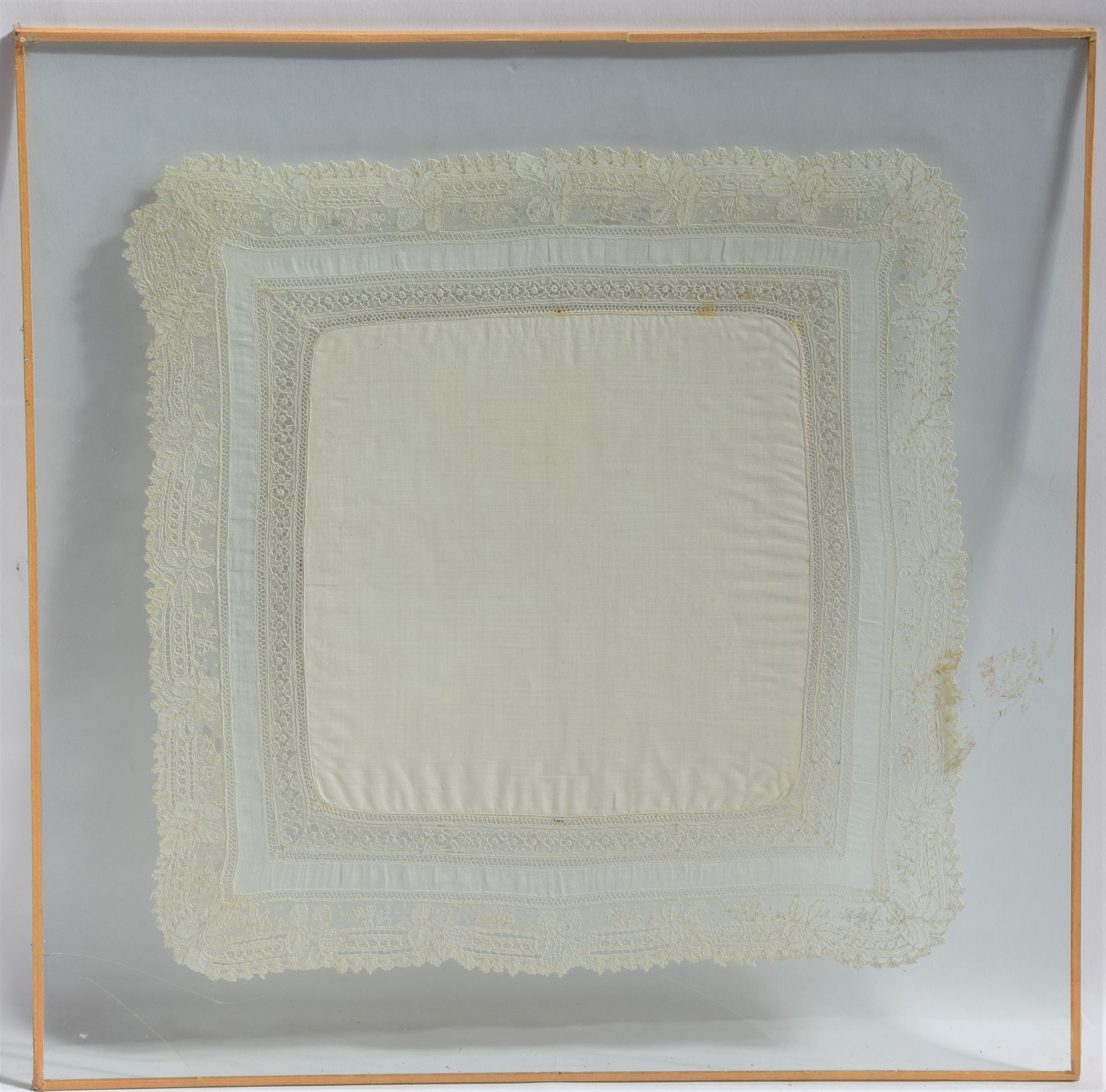 Null Besticktes Taschentuch unter Glas. Größe : 35 x 35 cm. (Unfall zum Glas)