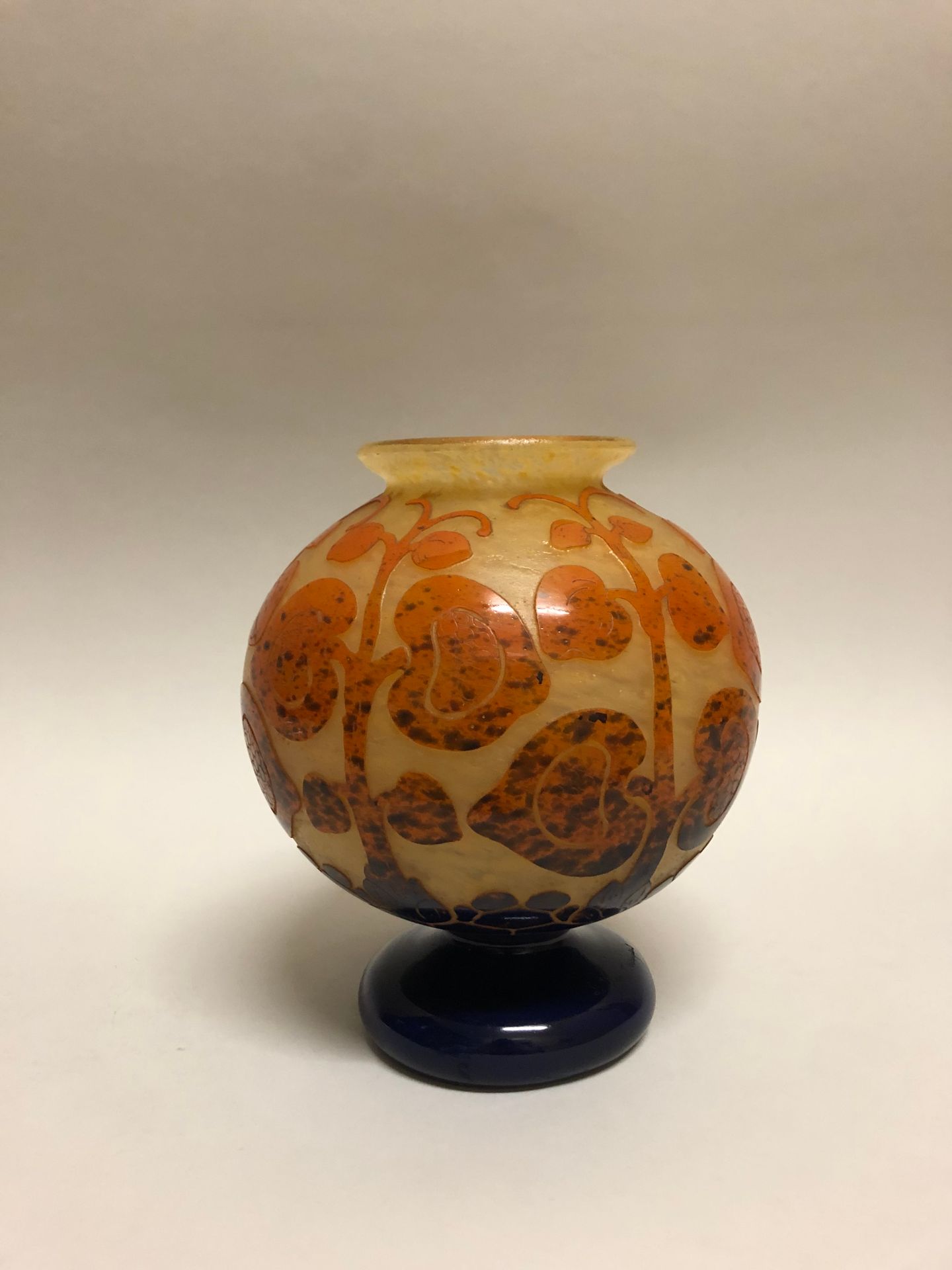 Null LE VERRE FRANCAIS. Vase boule sur piédouche en verre teinté orange à décor &hellip;