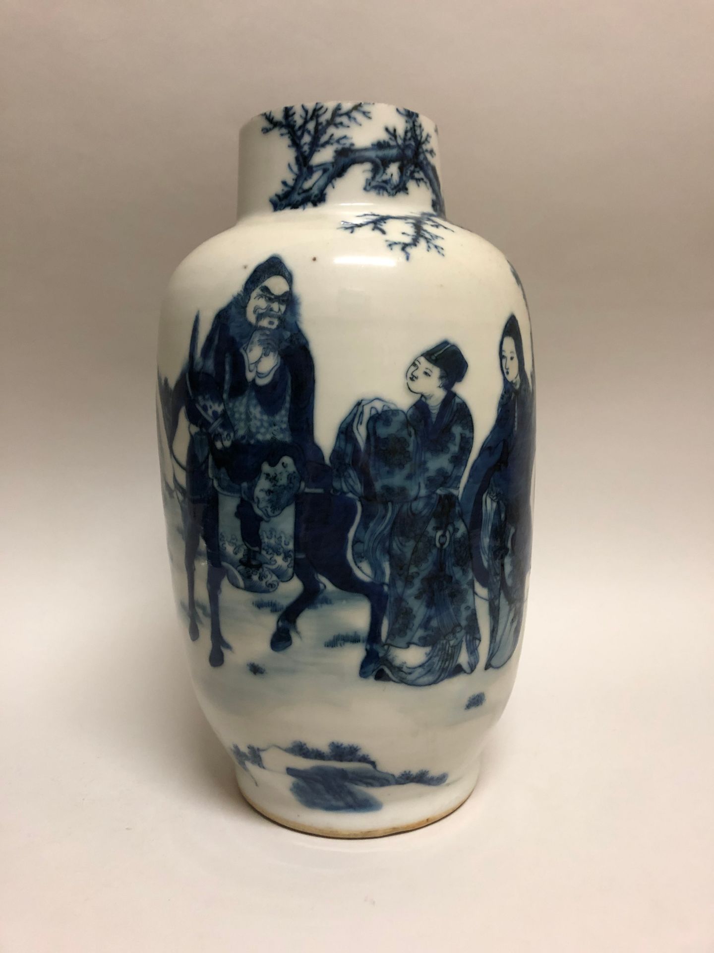 Null Jh. Blaue und weiße Porzellanvase, dekoriert mit Schriftzeichen. China, End&hellip;