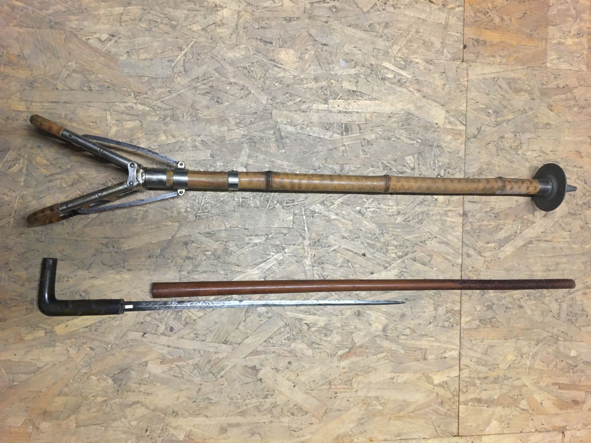 Null Set of TWO CANES: -a CANE-EPEE with engraved blade and a CANE-SIEGE in bamb&hellip;