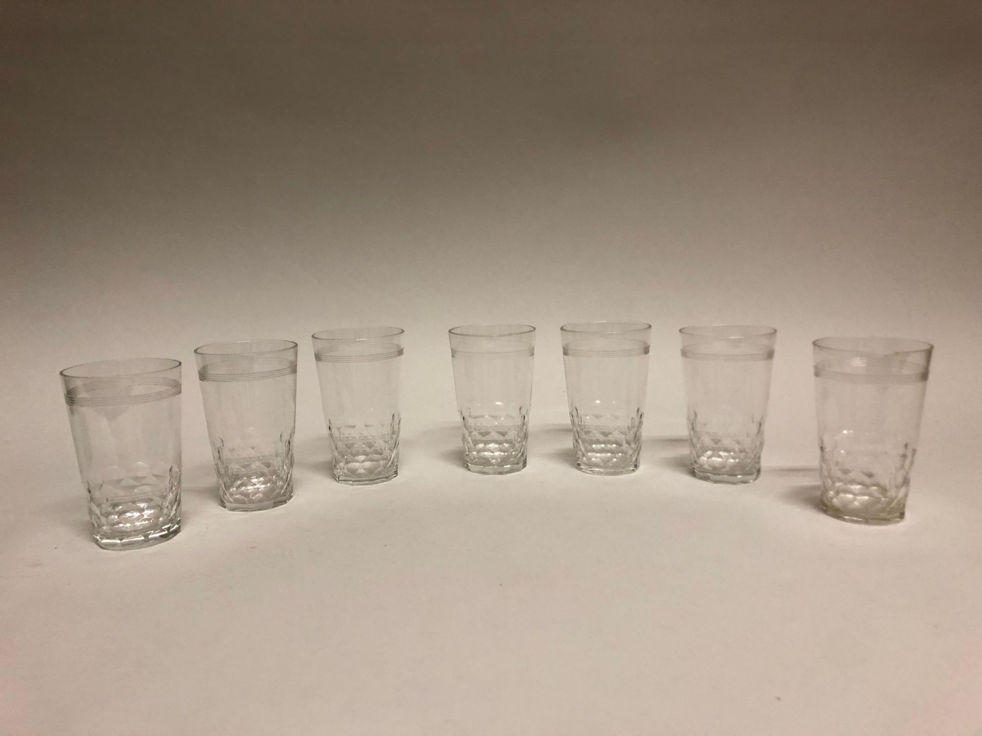 Null 
BACCARAT. Set of 7 alcohol glasses in cut crystal. Signed. Height: 9 cm.