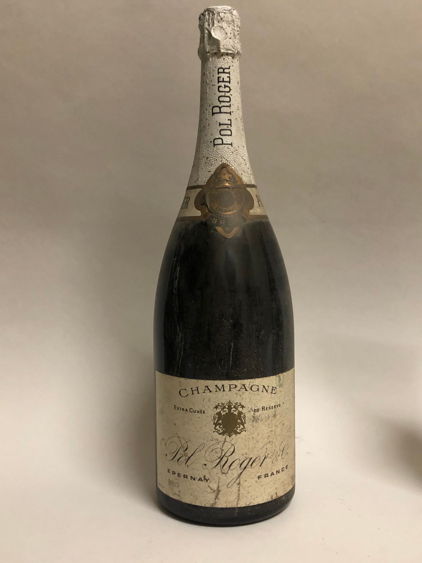 Null 一套2瓶香槟酒：1瓶Pol Roger NM；1瓶Moët et Chandon的Brut Impérial，1983。