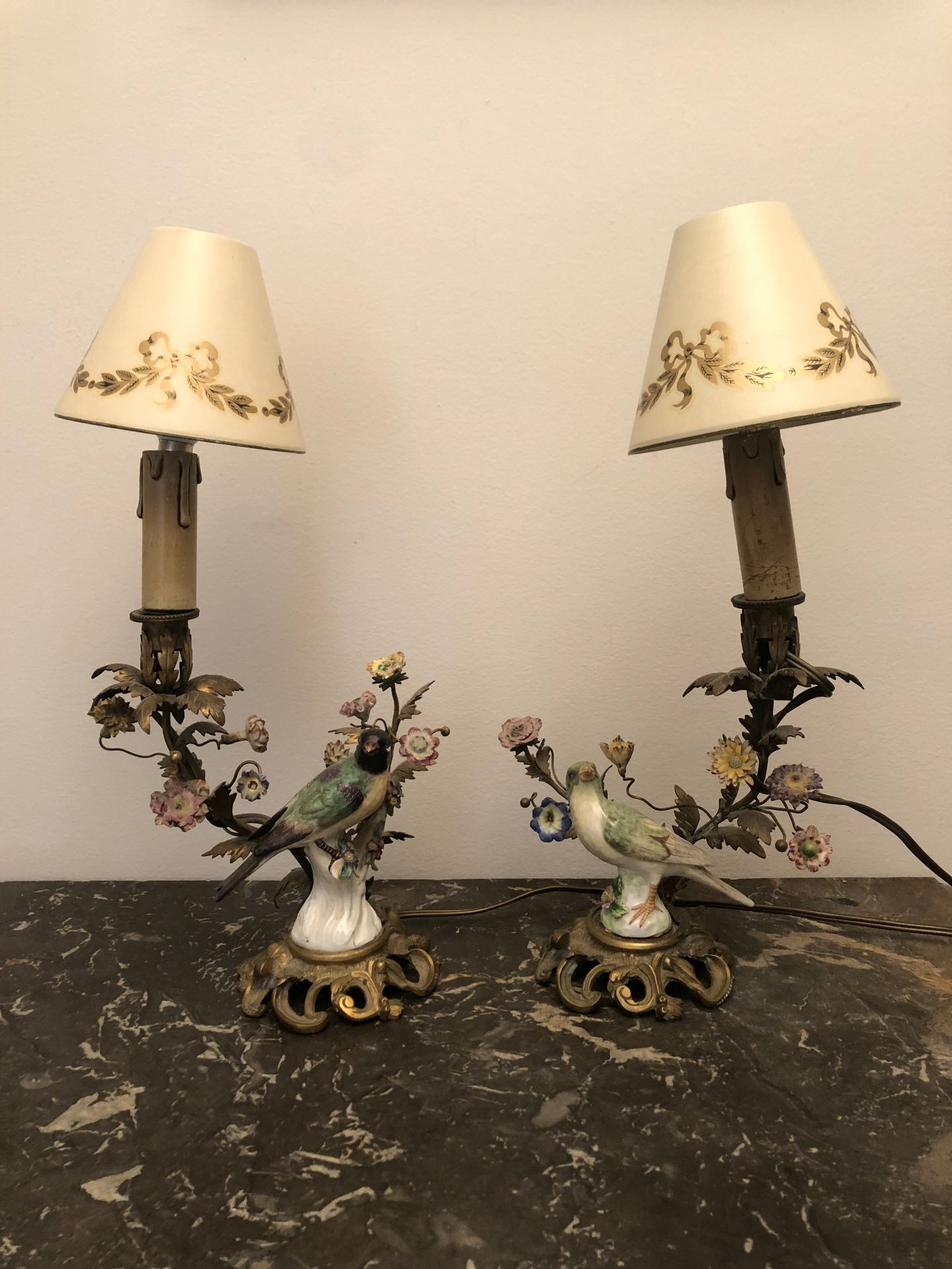 Null Paar Korkenzieher aus Ormolu, montiert in Lampen mit durchbrochenen Rocaill&hellip;