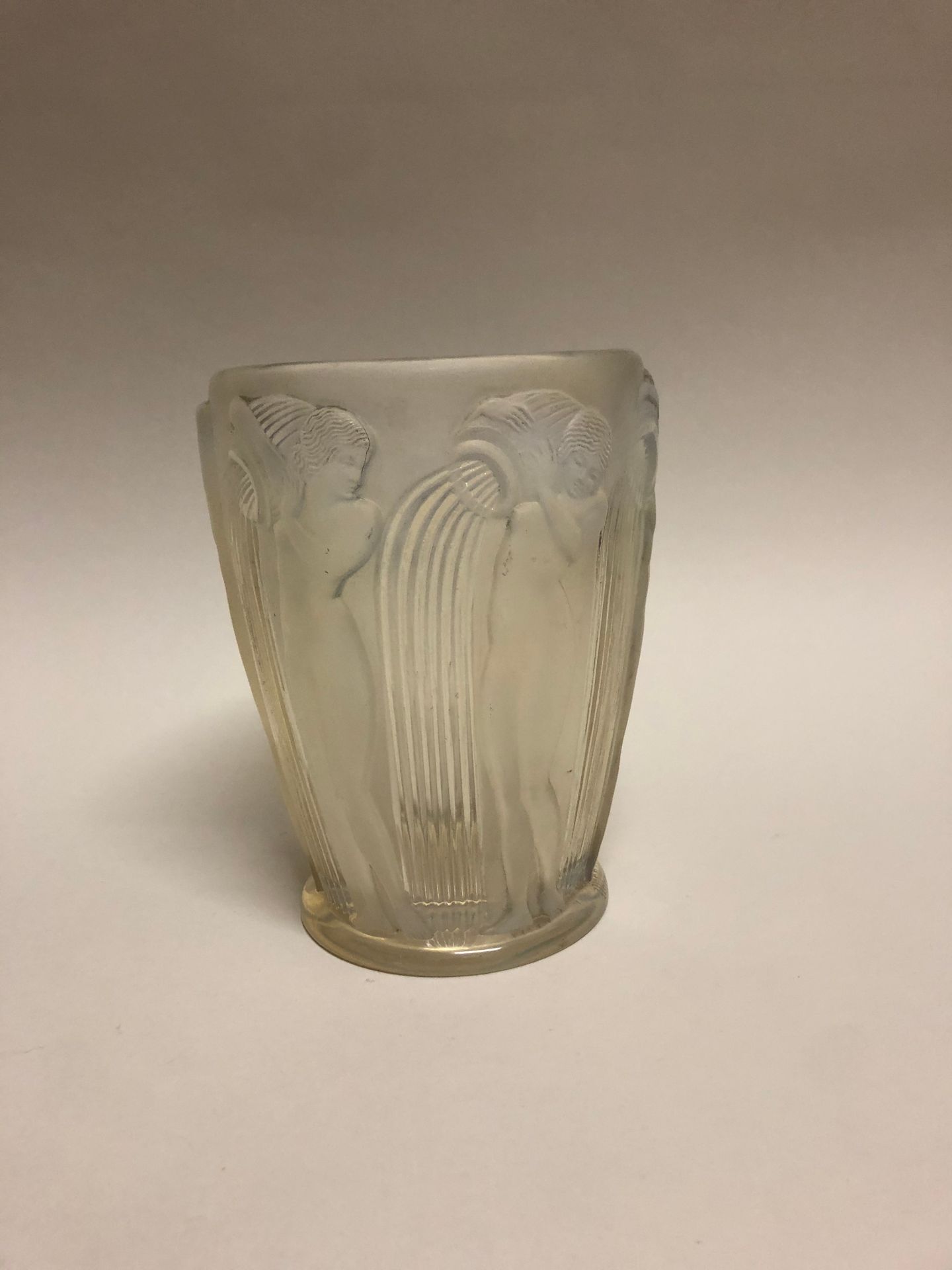 Null R. LALIQUE Francia. Un vaso Lalique France 'Danaïdes' in vetro opalescente &hellip;