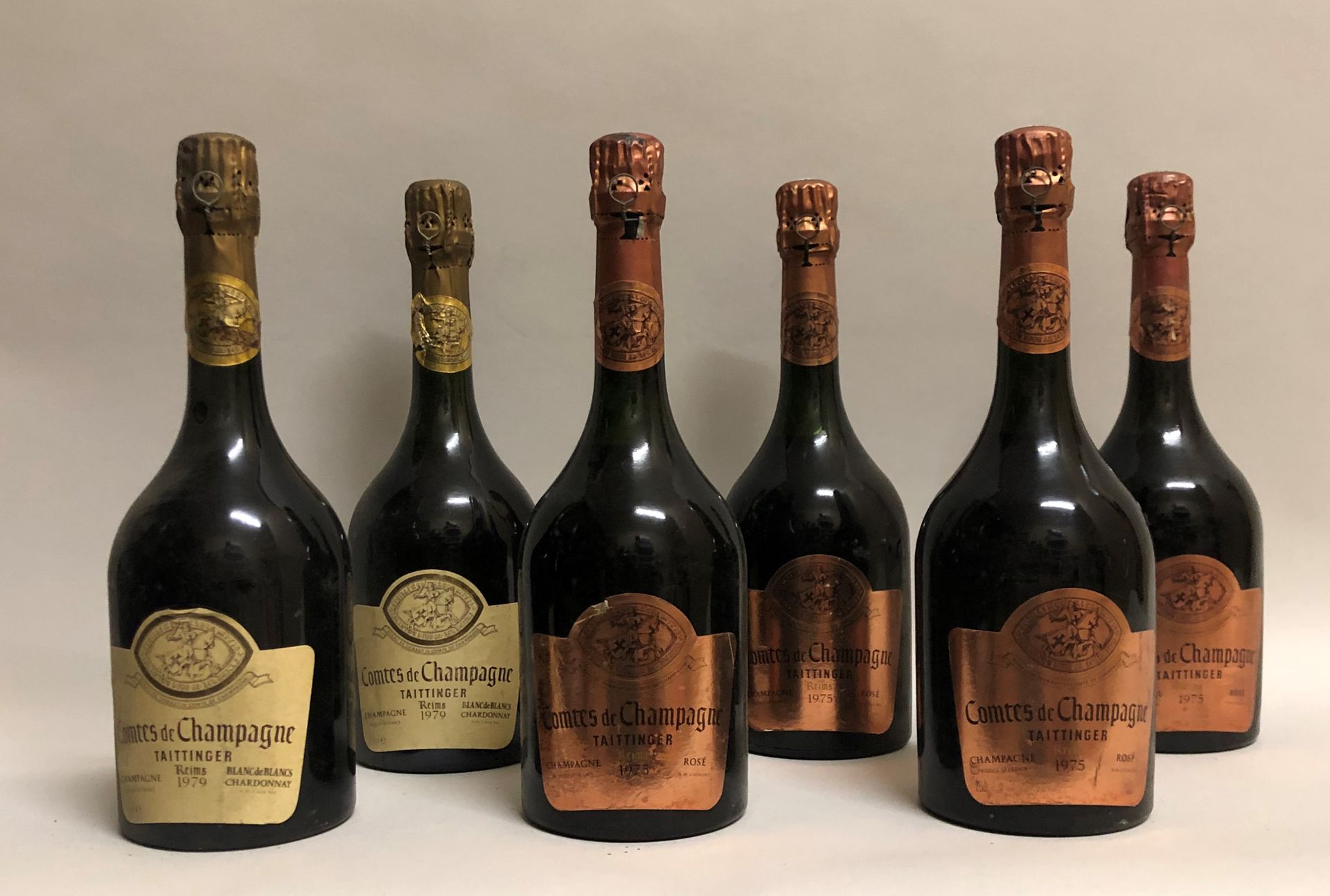 Null 一套6瓶CHAMPAGNE：4瓶桃红葡萄酒 "Comtes de Champagne"，Taittinger，1975；2瓶1979。
