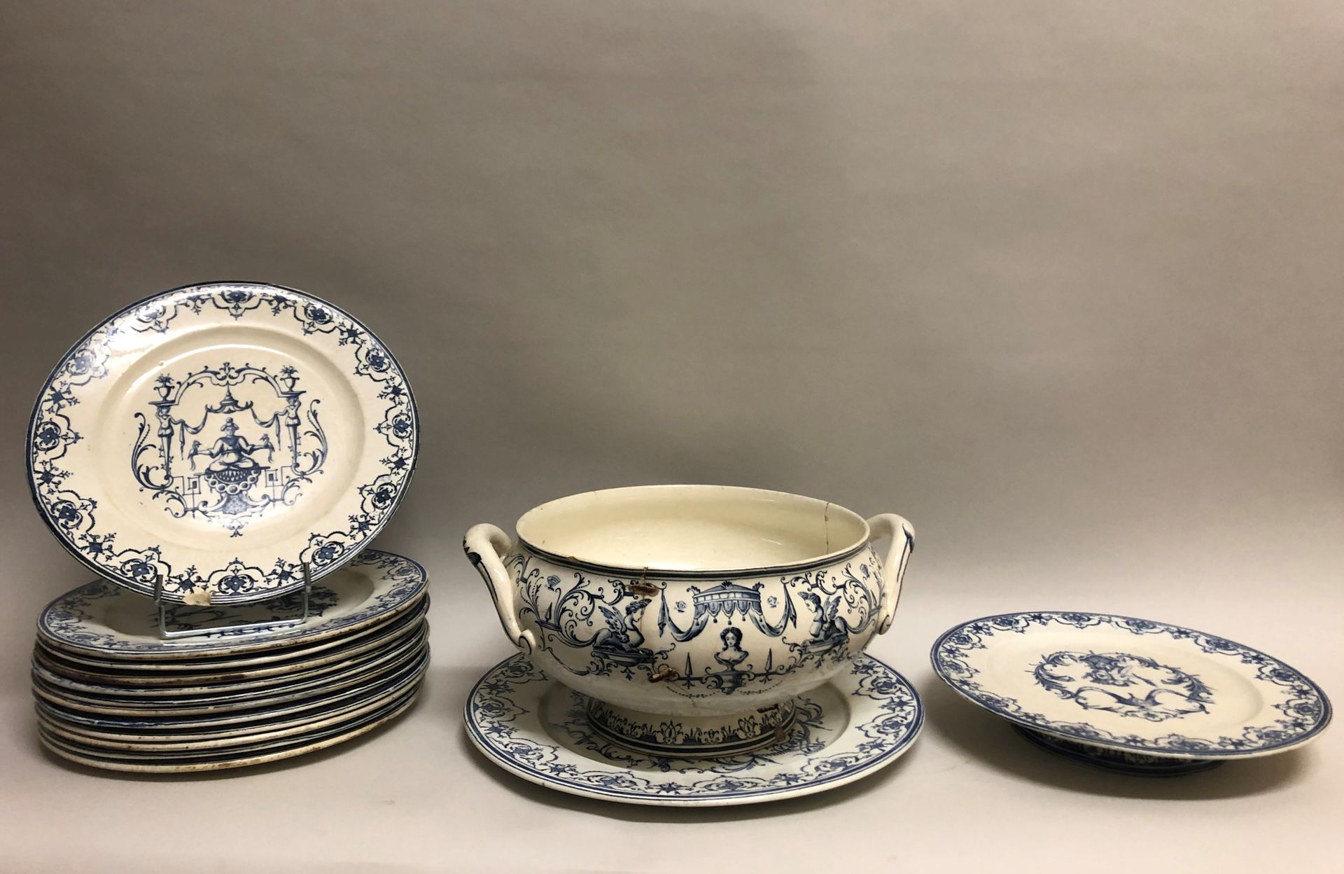 Null Jules VIEILLARD在波尔多的部分服务，精细的陶器，蓝色单色的装饰，模型 "Moustiers"，包括一个汤锅，4个椭圆形的盘子，2个杯子和&hellip;