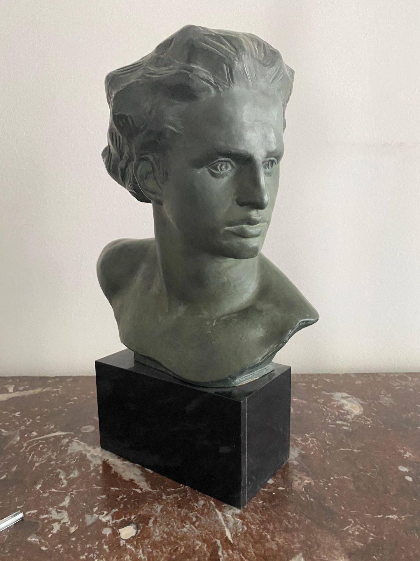 Null Georges GORI (XIX-XX), Busto de hombre en régula con pátina verde sobre su &hellip;